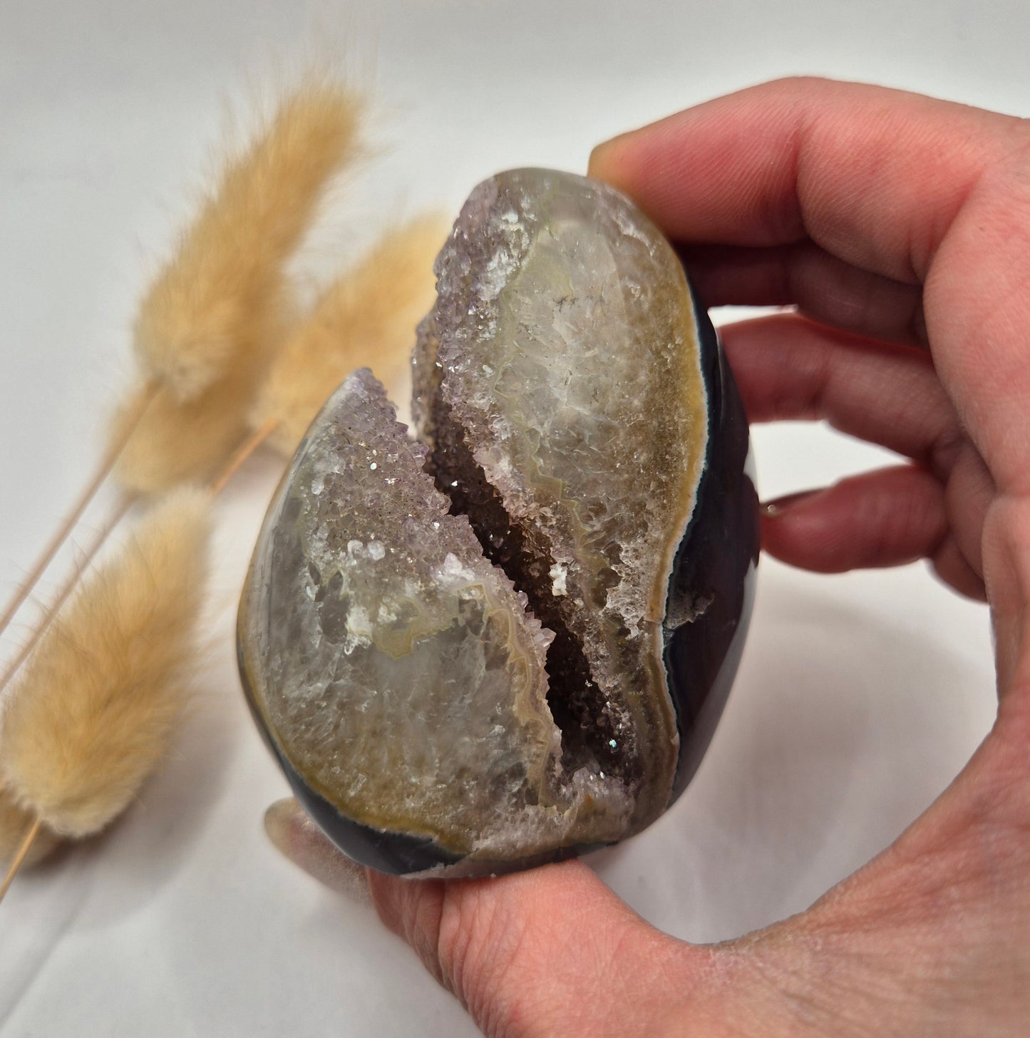 Druzy Grauer Achat - Tropfenförmiger stehender Edelsteinkristall - Nr. 12. 86 Gramm
