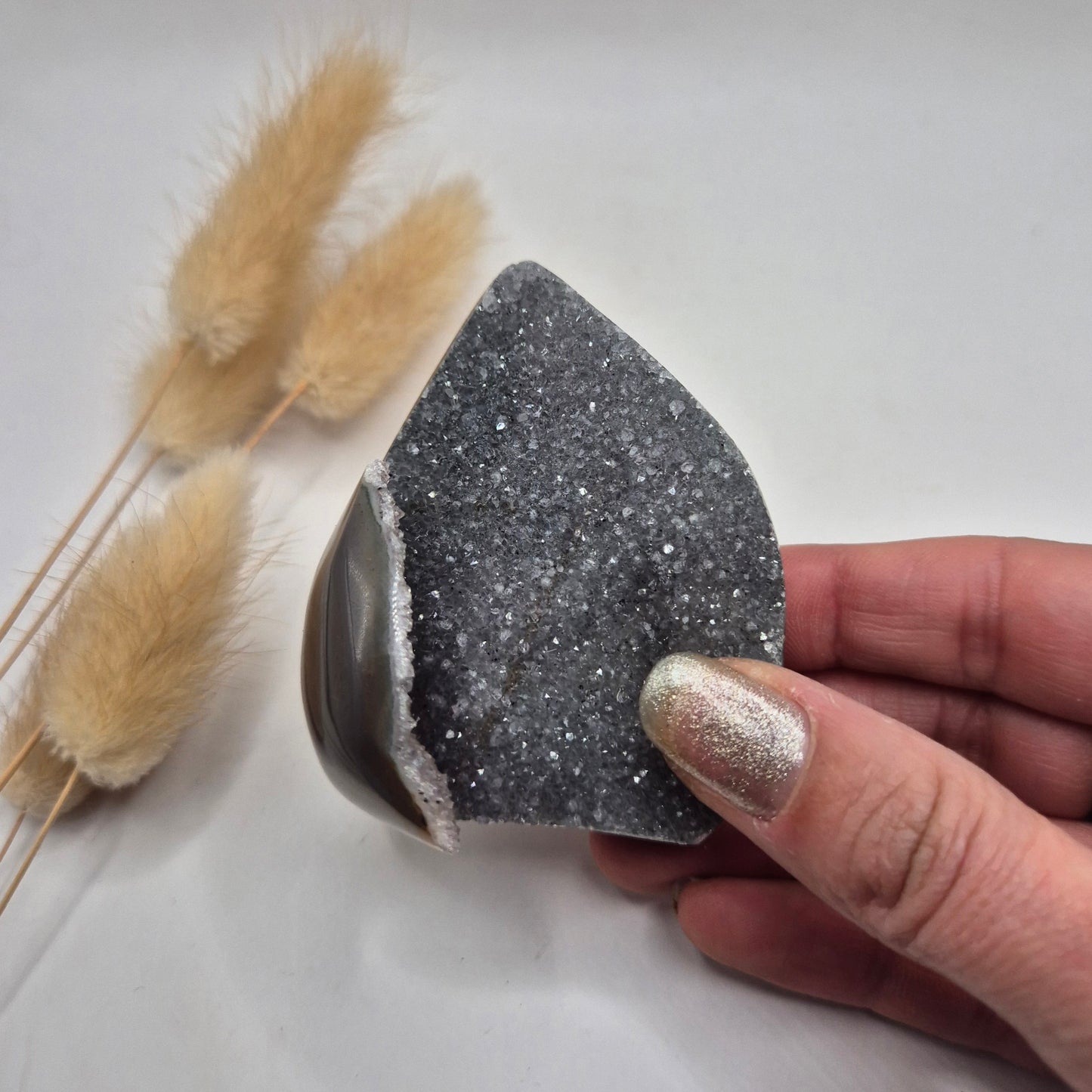 Druzy Grauer Achat - Tropfenförmiger stehender Edelsteinkristall - Nr. 12. 86 Gramm