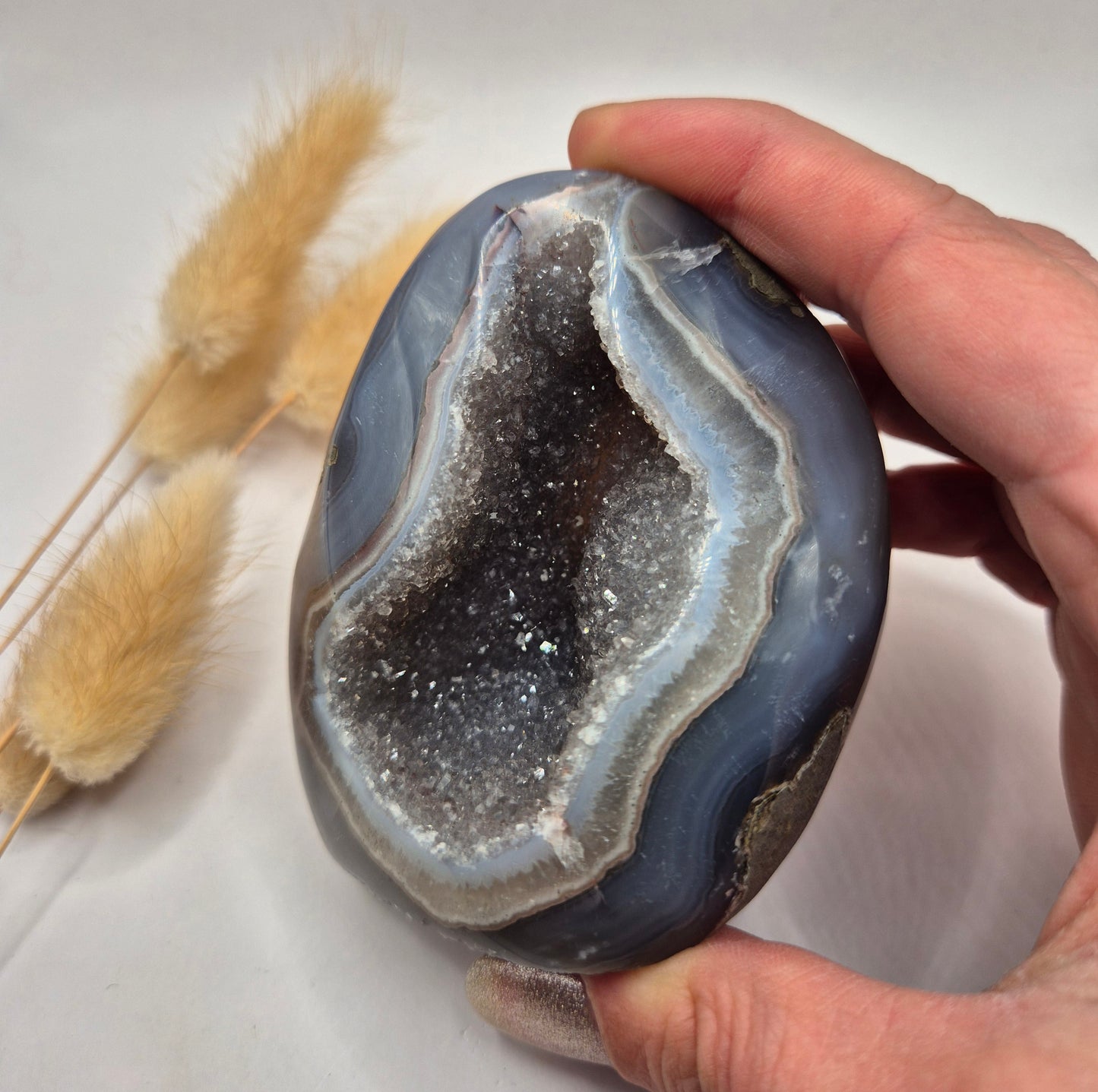 Druzy Grauer Achat - Tropfenförmiger stehender Edelsteinkristall - Nr. 12. 86 Gramm