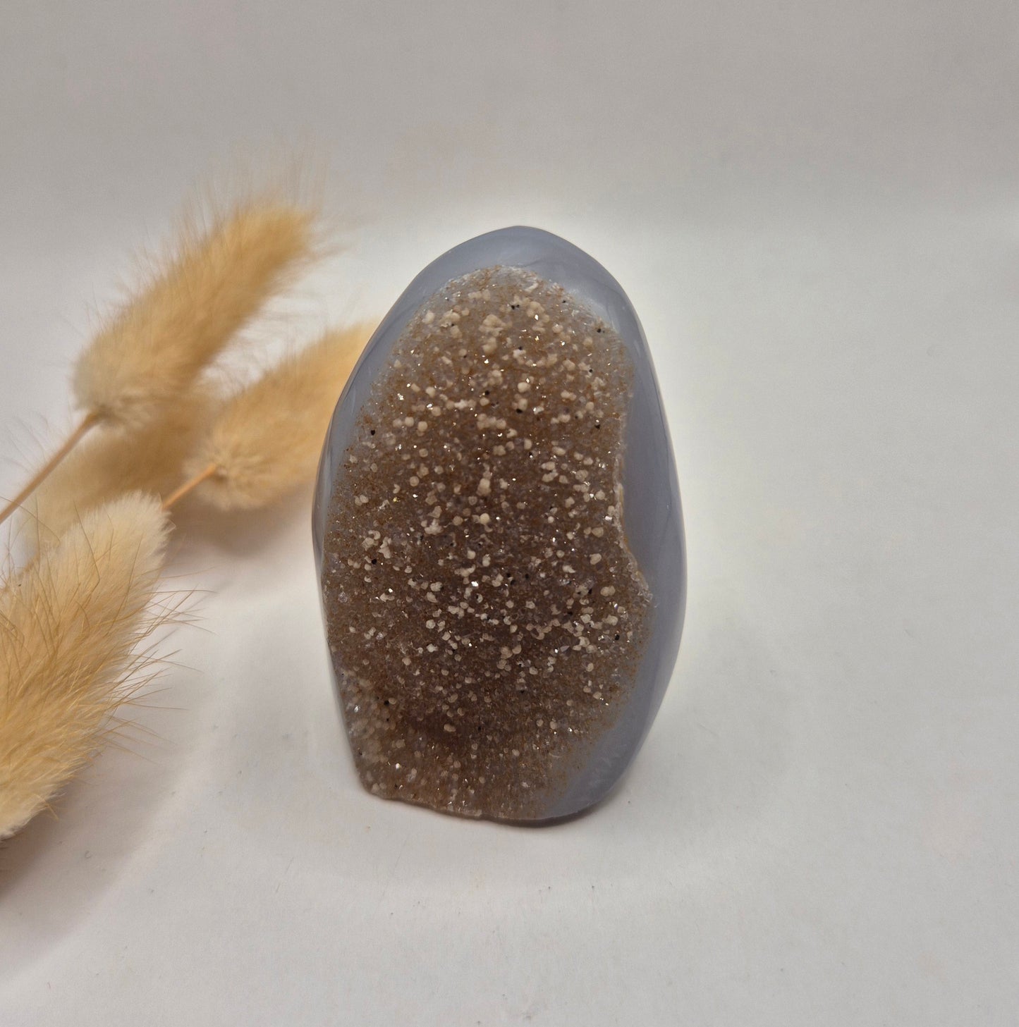 Druzy Grauer Achat - Tropfenförmiger stehender Edelsteinkristall - Nr. 12. 86 Gramm