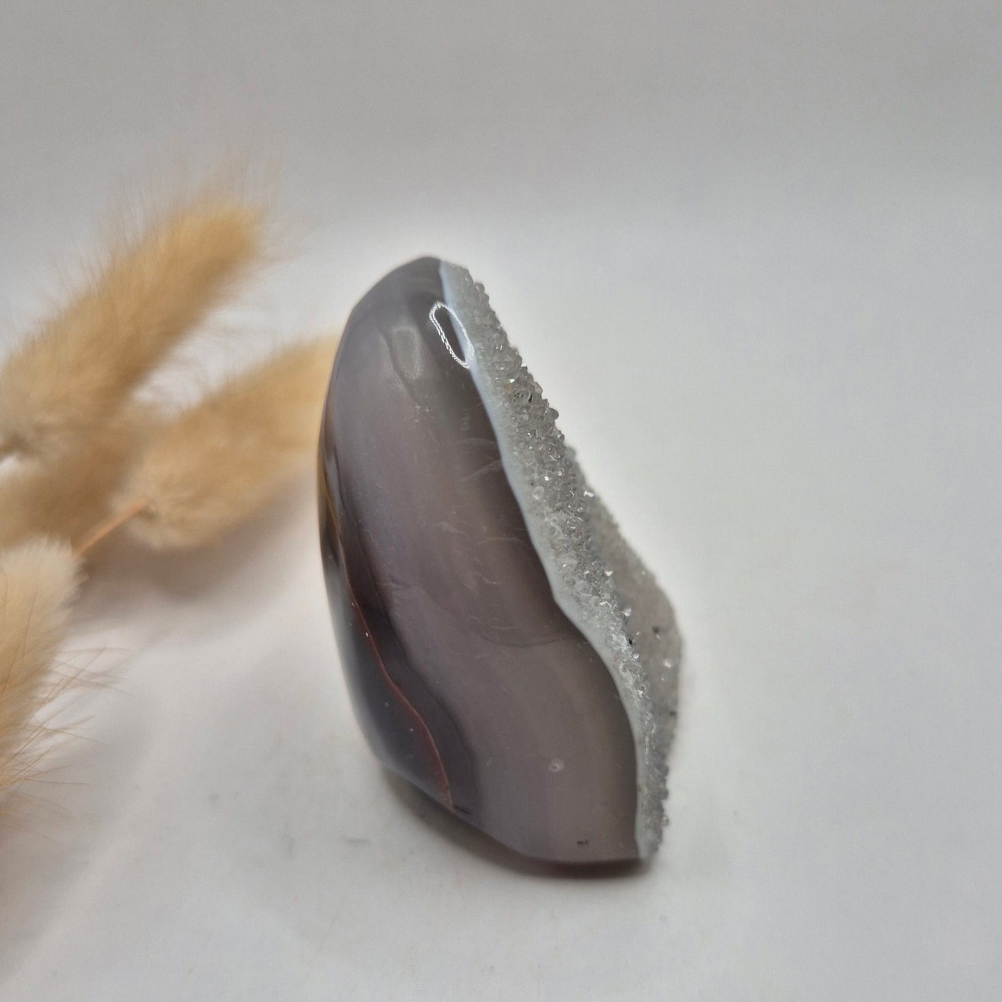 Druzy Grauer Achat - Tropfenförmiger stehender Edelsteinkristall - Nr. 12. 86 Gramm