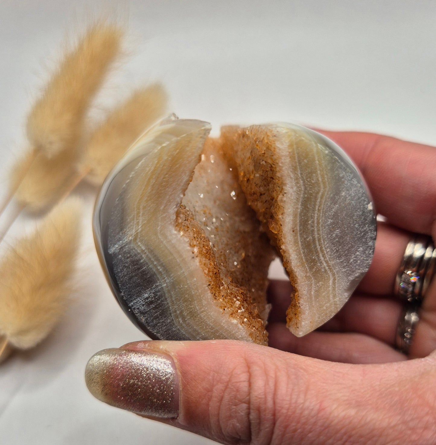 Druzy Grauer Achat - Tropfenförmiger stehender Edelsteinkristall - Nr. 12. 86 Gramm