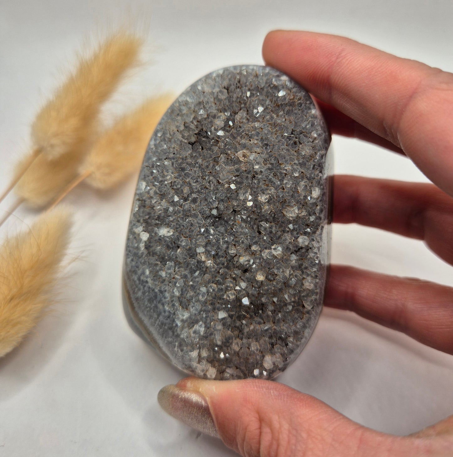 Druzy Grauer Achat - Tropfenförmiger stehender Edelsteinkristall - Nr. 12. 86 Gramm