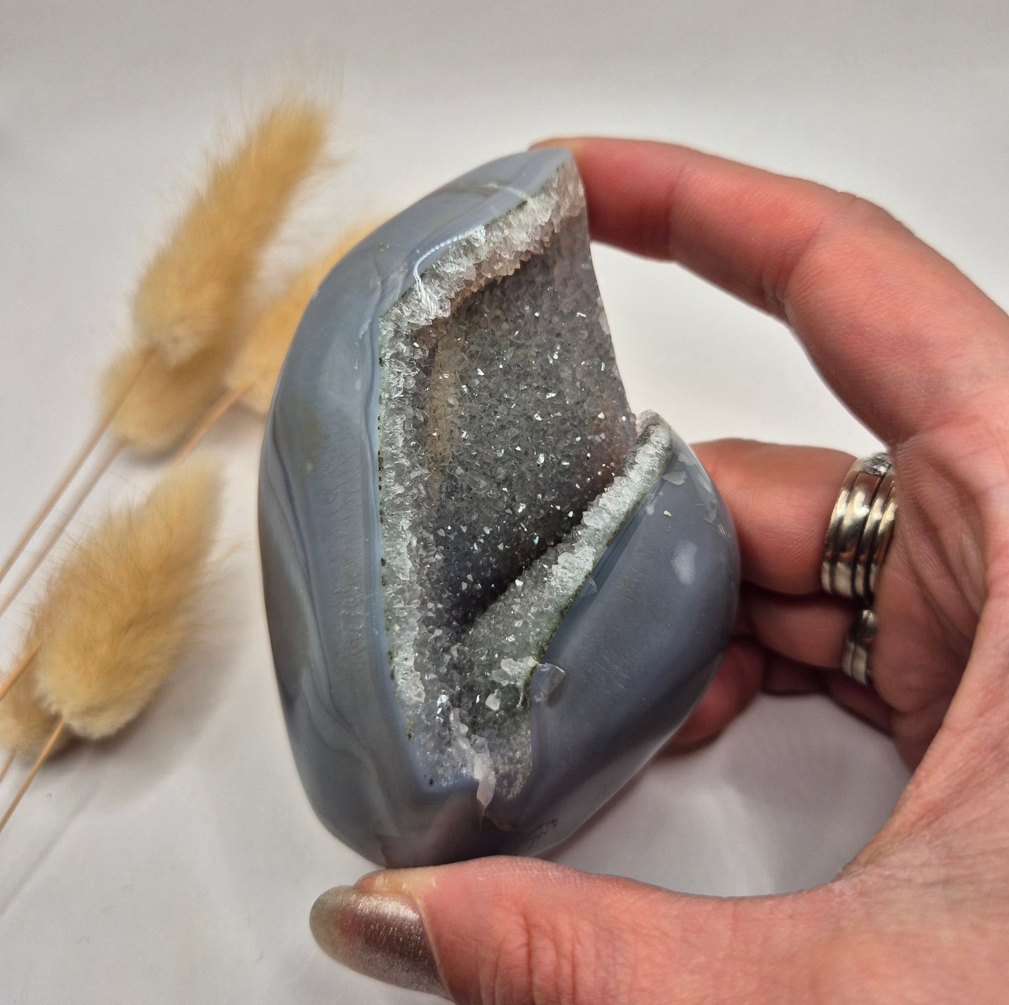 Druzy Grauer Achat - Tropfenförmiger stehender Edelsteinkristall - Nr. 12. 86 Gramm