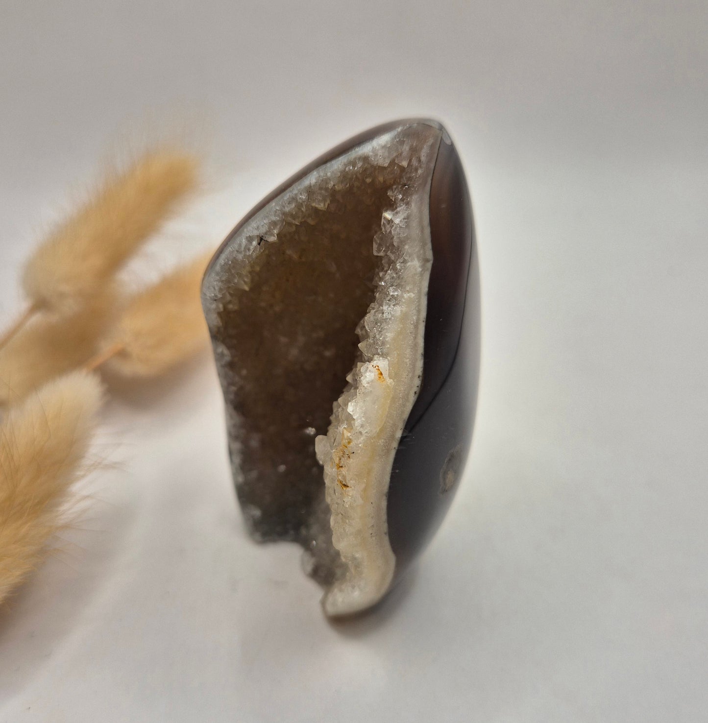 Druzy Grauer Achat - Tropfenförmiger stehender Edelsteinkristall - Nr. 12. 86 Gramm