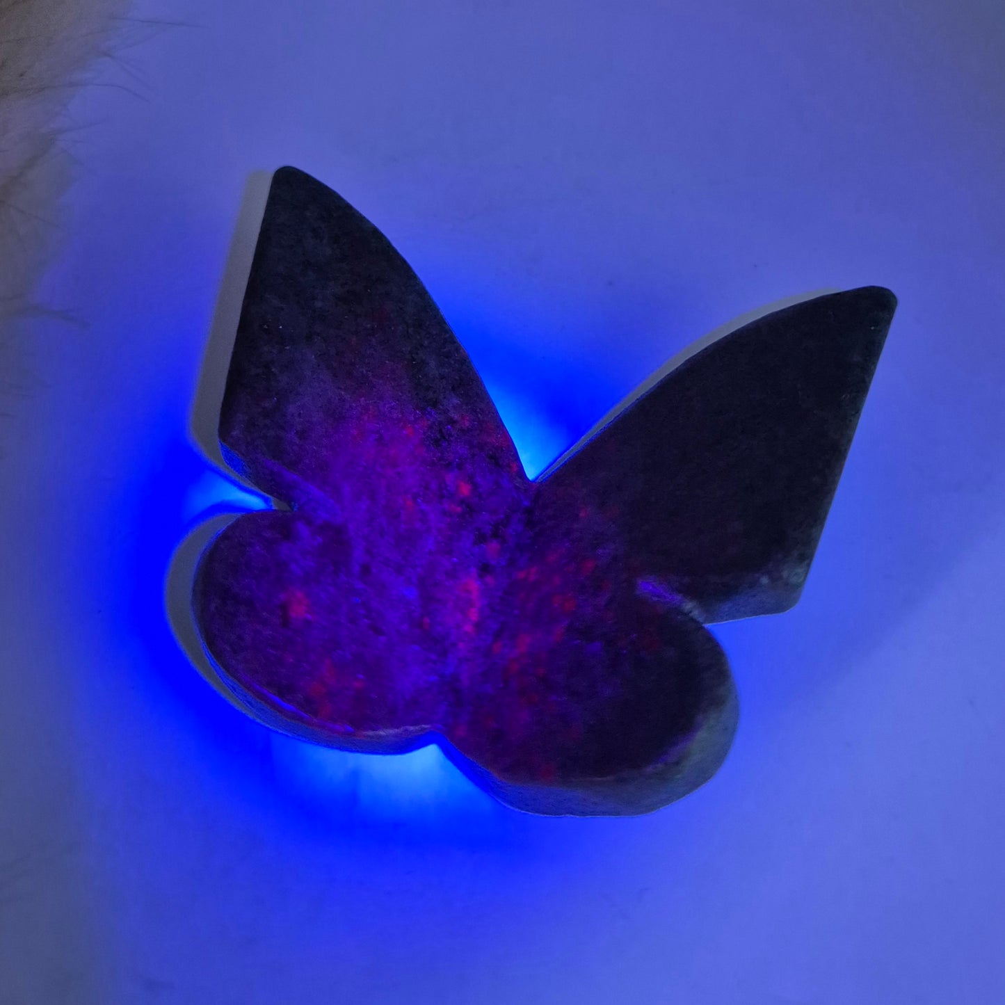 Edelsteen Vlinder 6x5 cm – Ruby in Fuchsite (UV reactief)