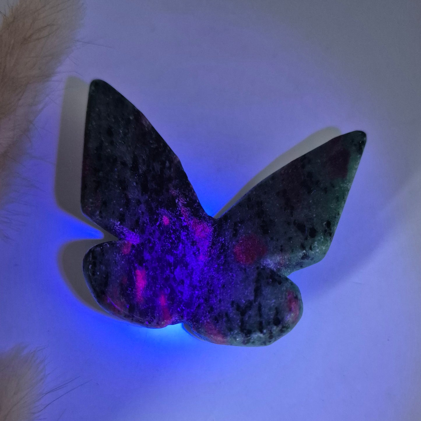 Edelsteen Vlinder 6x5 cm – Ruby in Zoisite (UV reactief)