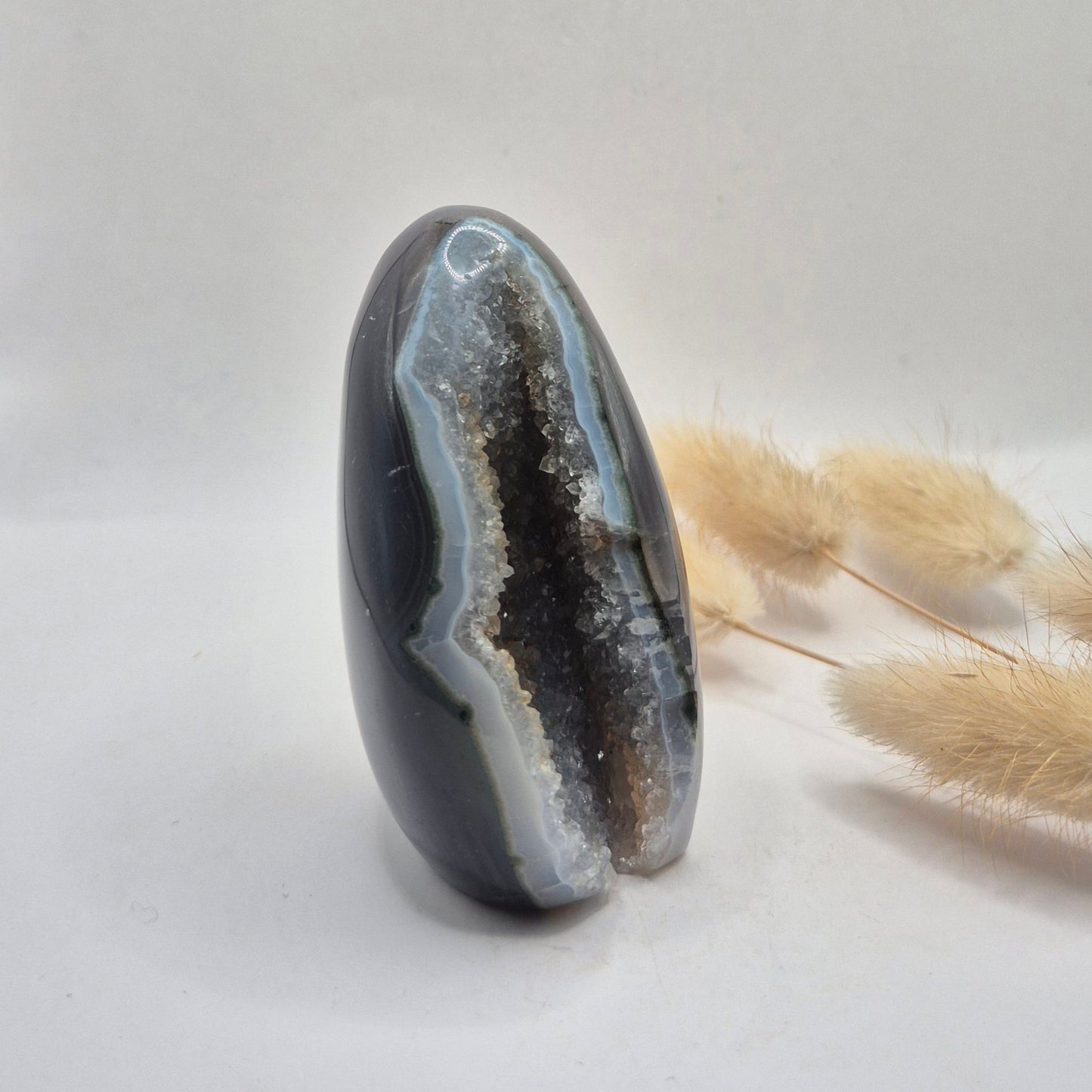 Druzy Grauer Achat - Tropfenförmiger stehender Edelsteinkristall - Nr. 12. 86 Gramm
