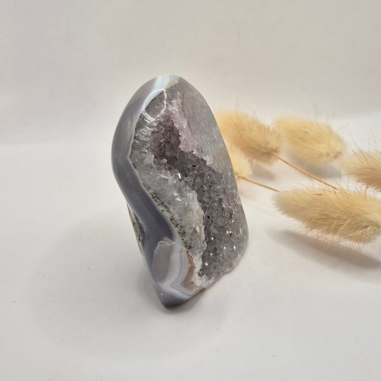 Druzy Grauer Achat - Tropfenförmiger stehender Edelsteinkristall - Nr. 12. 86 Gramm