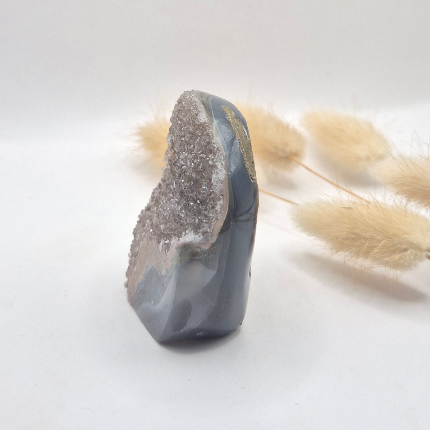 Druzy Grauer Achat - Tropfenförmiger stehender Edelsteinkristall - Nr. 12. 86 Gramm