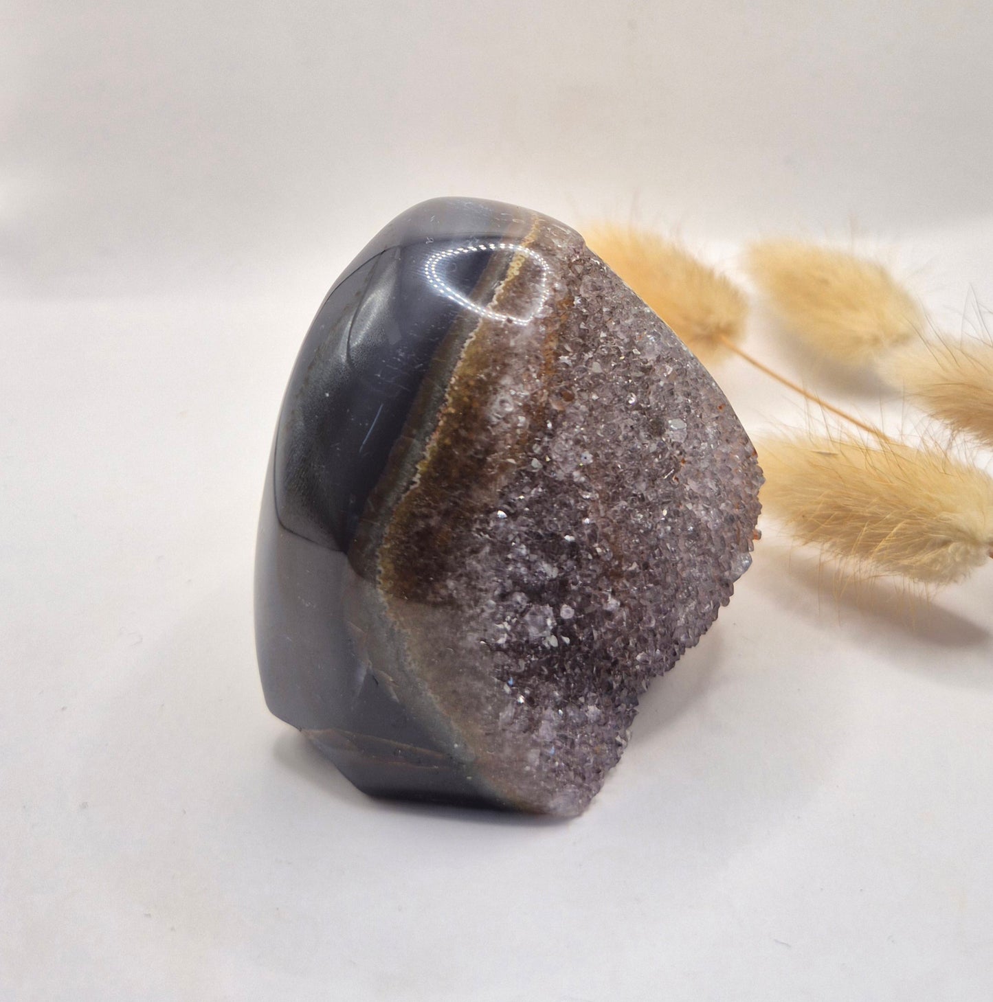 Druzy Grauer Achat - Tropfenförmiger stehender Edelsteinkristall - Nr. 12. 86 Gramm