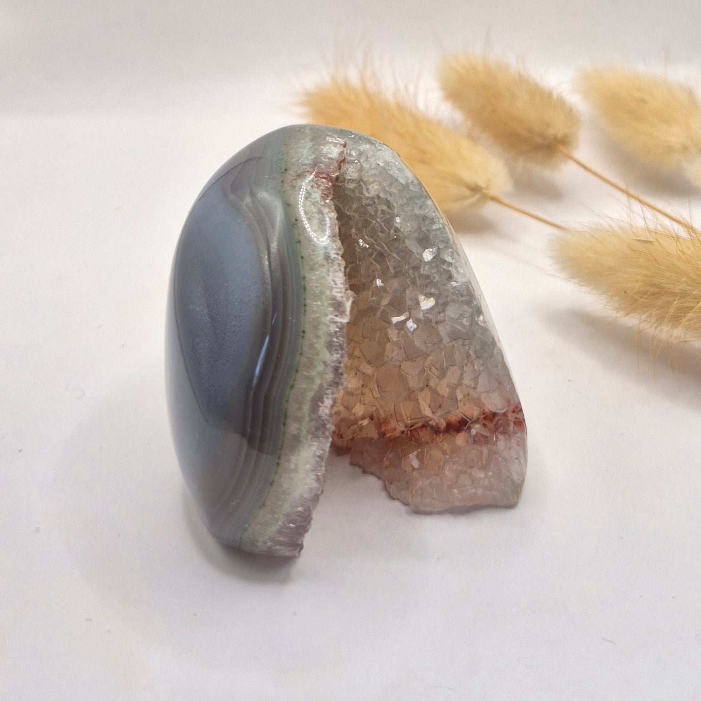 Druzy Grauer Achat - Tropfenförmiger stehender Edelsteinkristall - Nr. 12. 86 Gramm