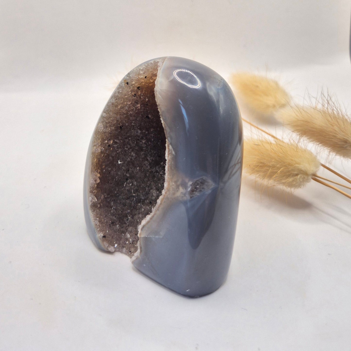 Druzy Grauer Achat - Tropfenförmiger stehender Edelsteinkristall - Nr. 12. 86 Gramm