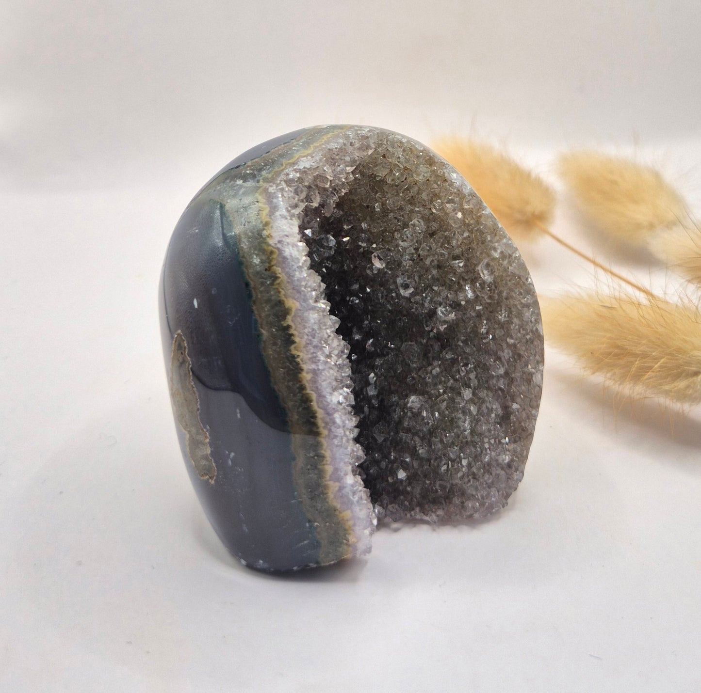 Druzy Grauer Achat - Tropfenförmiger stehender Edelsteinkristall - Nr. 12. 86 Gramm