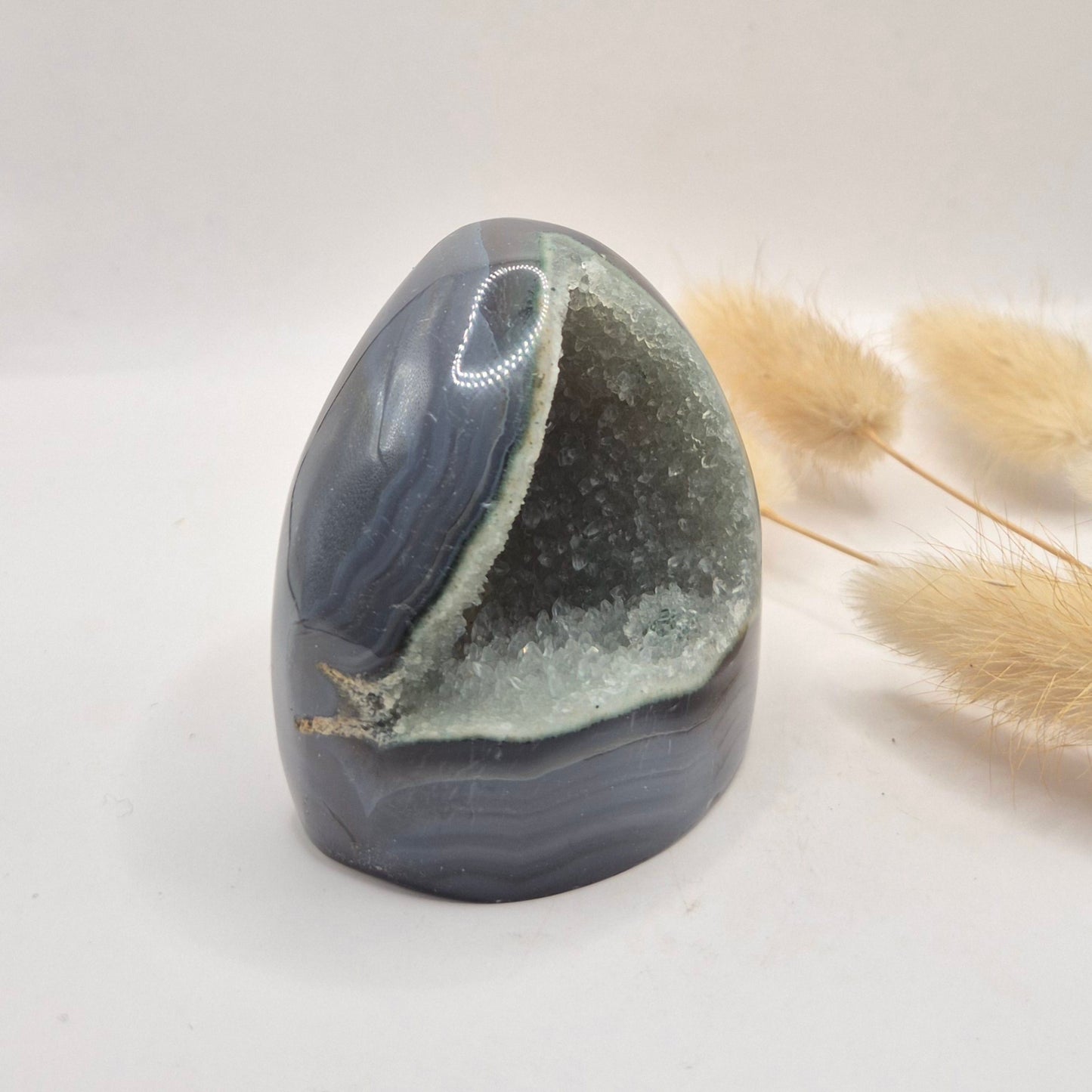 Druzy Grauer Achat - Tropfenförmiger stehender Edelsteinkristall - Nr. 12. 86 Gramm