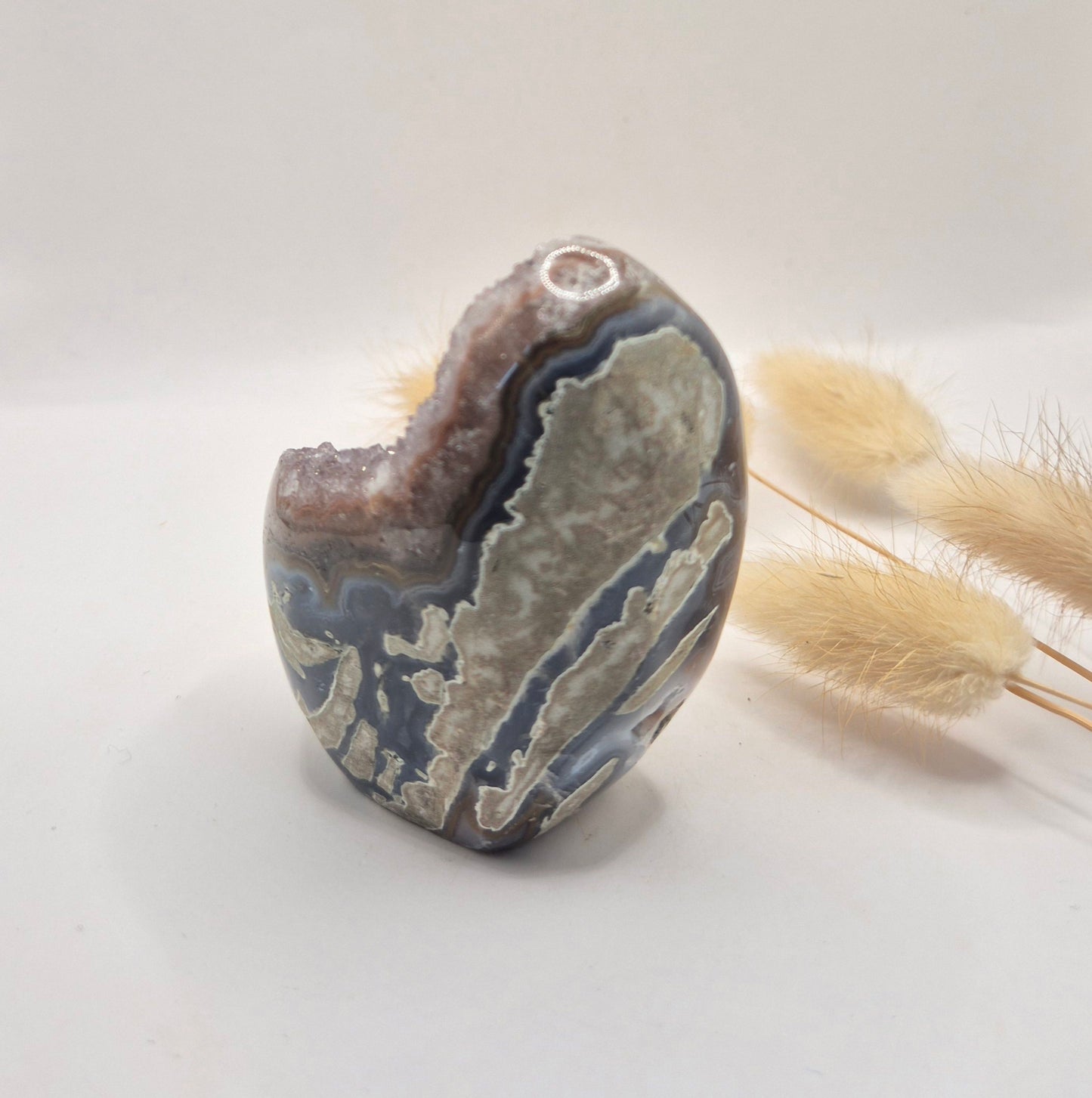 Druzy Grauer Achat - Tropfenförmiger stehender Edelsteinkristall - Nr. 12. 86 Gramm