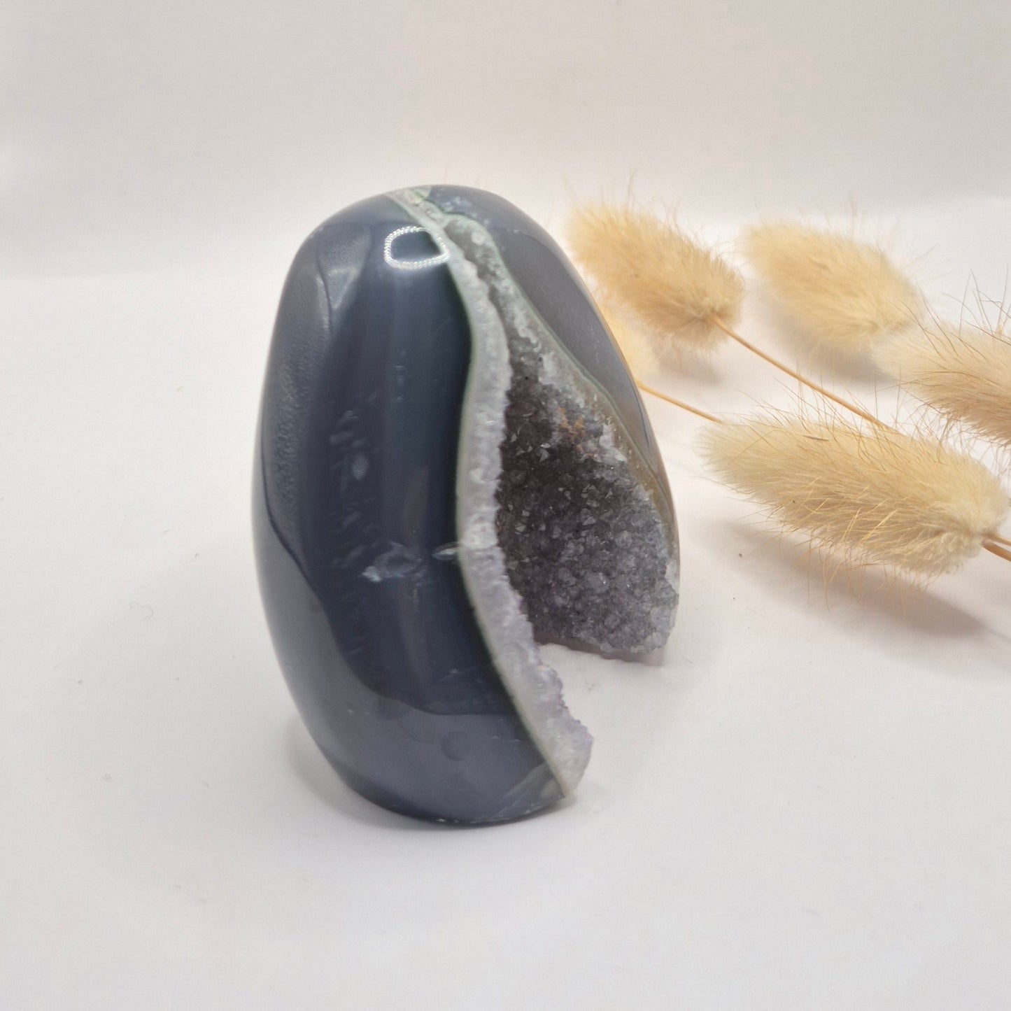 Druzy Grauer Achat - Tropfenförmiger stehender Edelsteinkristall - Nr. 12. 86 Gramm