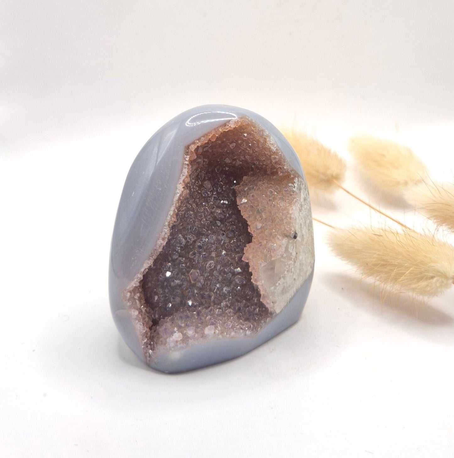 Druzy Grauer Achat - Tropfenförmiger stehender Edelsteinkristall - Nr. 12. 86 Gramm