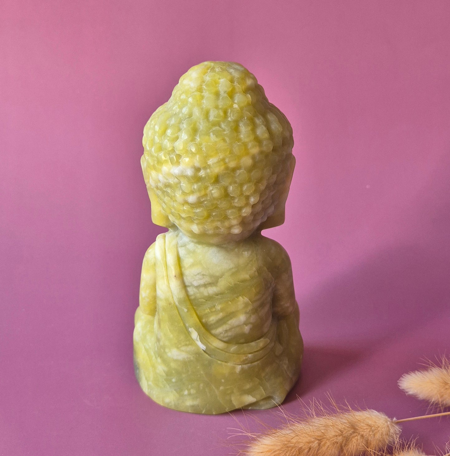 Serpentijn Boeddha – Handgesneden Meditatiebeeld van Edelsteen (±15 cm)