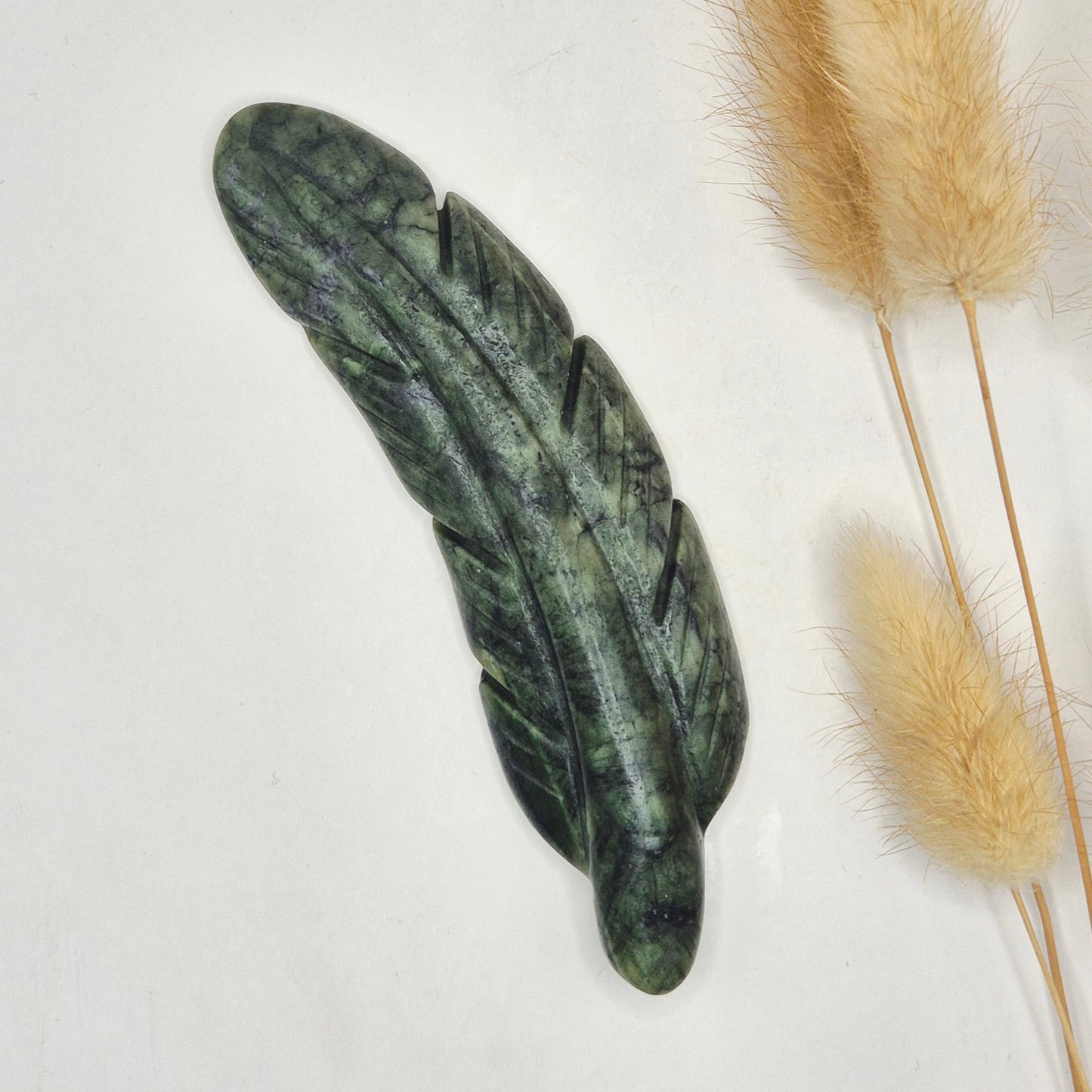 Edelsteen Veer Carving – ca. 10 cm | Groene Jade
