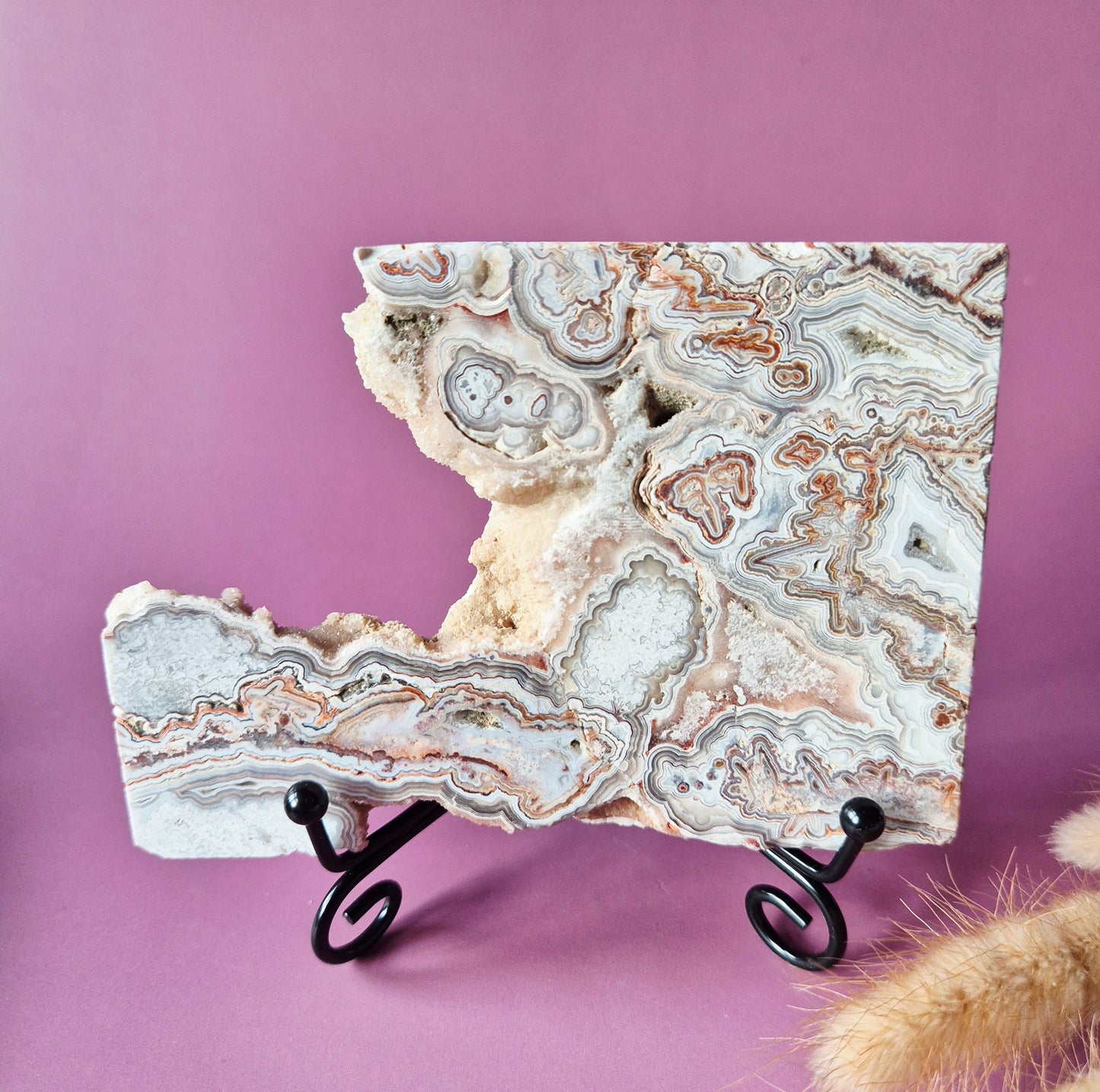 Crazy Lace Agate Slab op standaard – 208g (druzy edelsteen)