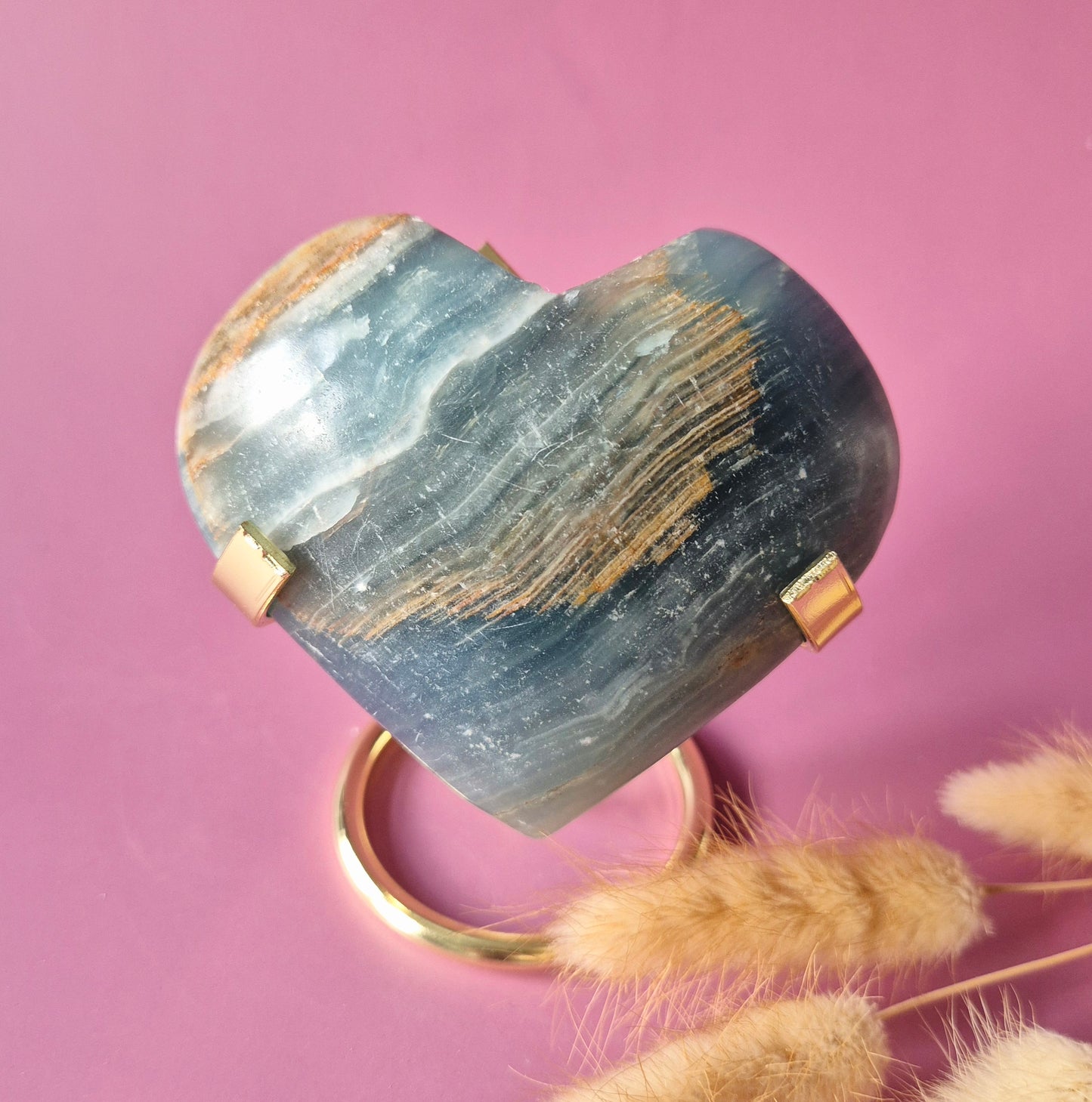 Edelsteen Blauwe Onyx Hart (323g) op goudkleurige standaard (Blue Onyx Heart)