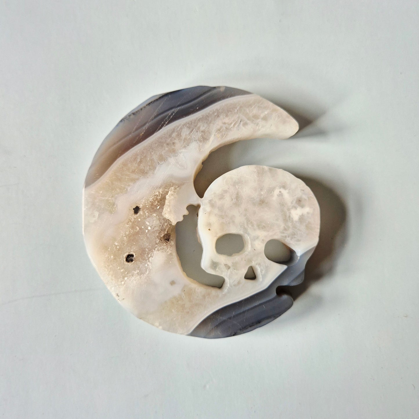 Druzy Agaat Maan met Skull Carving 10cm #3