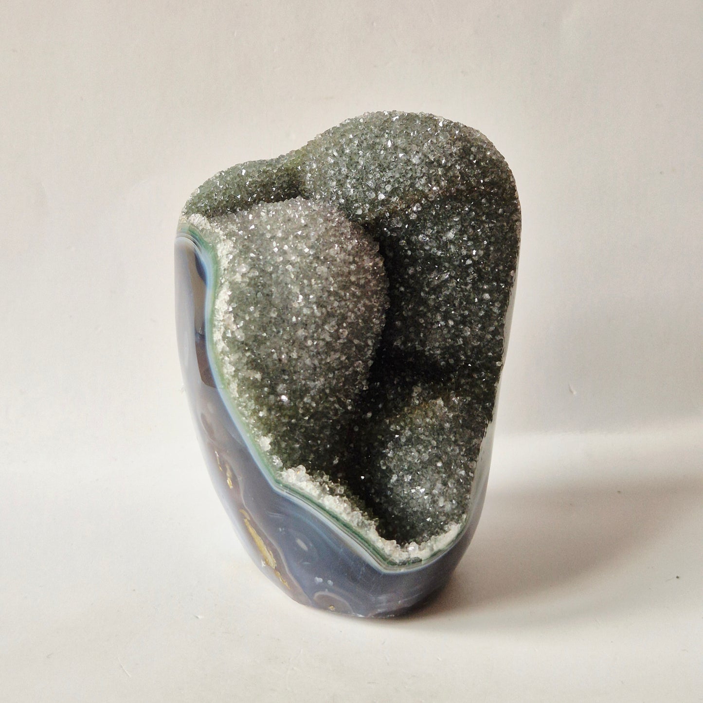 Druzy Grauer Achat - Tropfenförmiger stehender Edelsteinkristall - Nr. 12. 86 Gramm