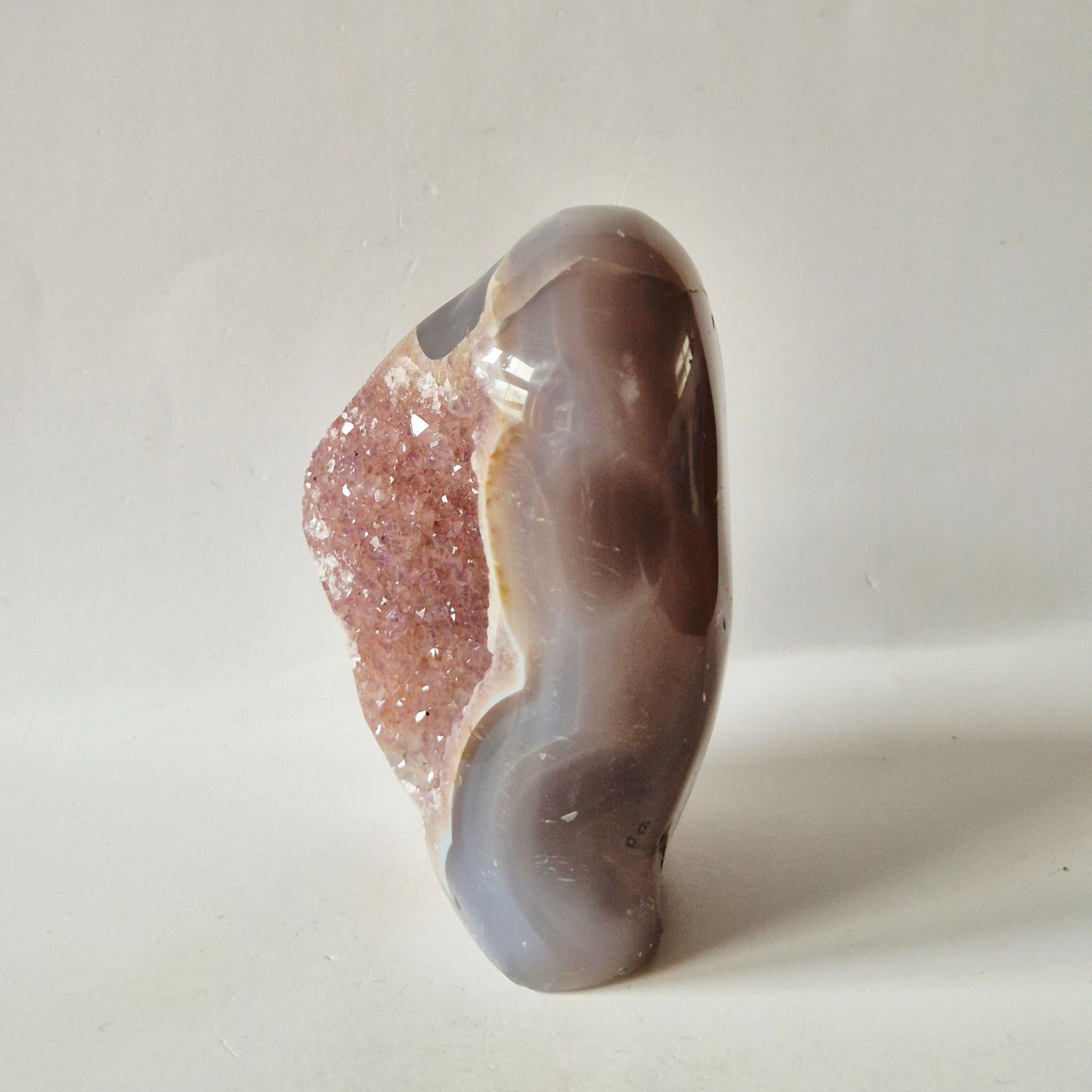 Druzy Grauer Achat - Tropfenförmiger stehender Edelsteinkristall - Nr. 12. 86 Gramm