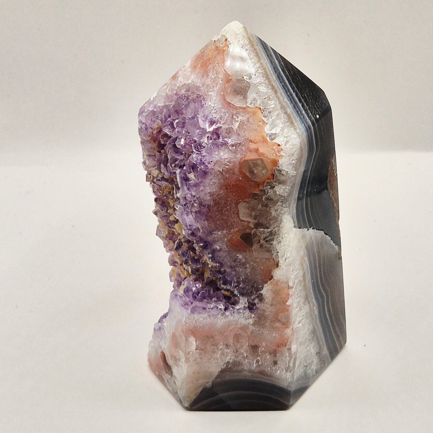 Hoogwaardige Amethist Agaat punt van 702 gram uit Uruguay met paarse druzy kristallen, roze chalcedoon en grijze agaatbanden.