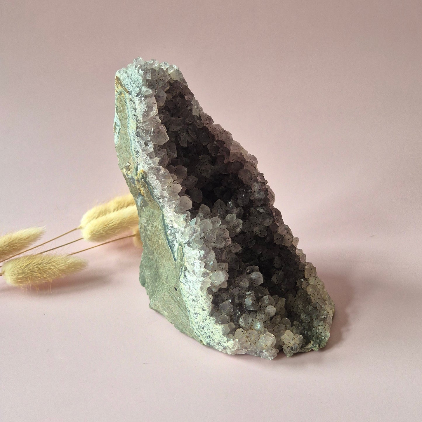 Edelsteen Amethist Geode van 747 gram – Spirituele Eyecatcher met Krachtige Energie cathedral