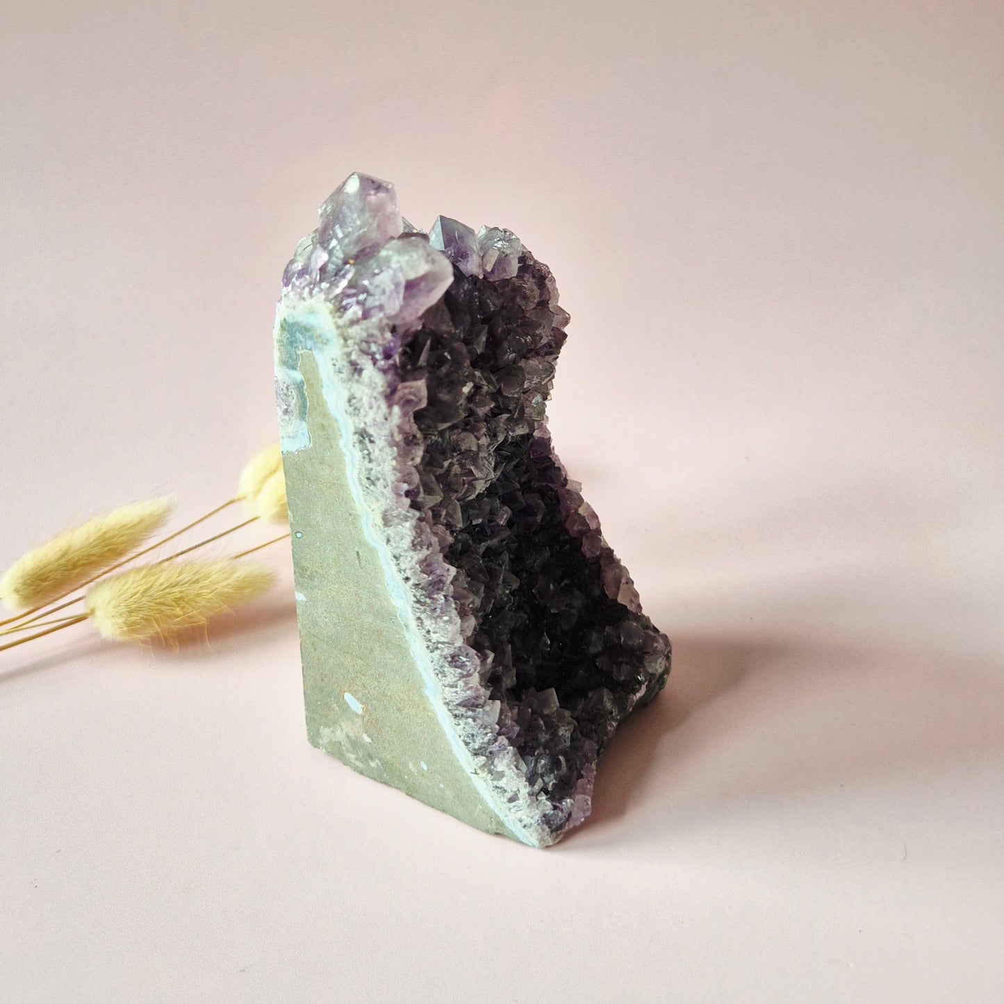 Edelsteen Amethist Geode van 599 gram – Spirituele Eyecatcher met Krachtige Energie cathedral