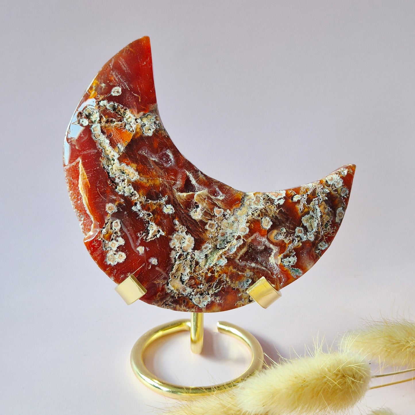 Druzy Rode Mosagaat Maan op standaard – 173g Edelsteen statement piece