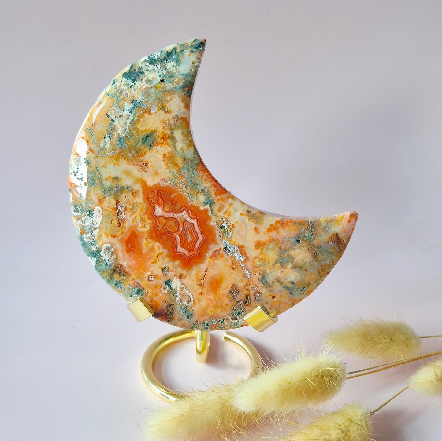Druzy Rode Mosagaat Maan op standaard – 233g Edelsteen statement piece