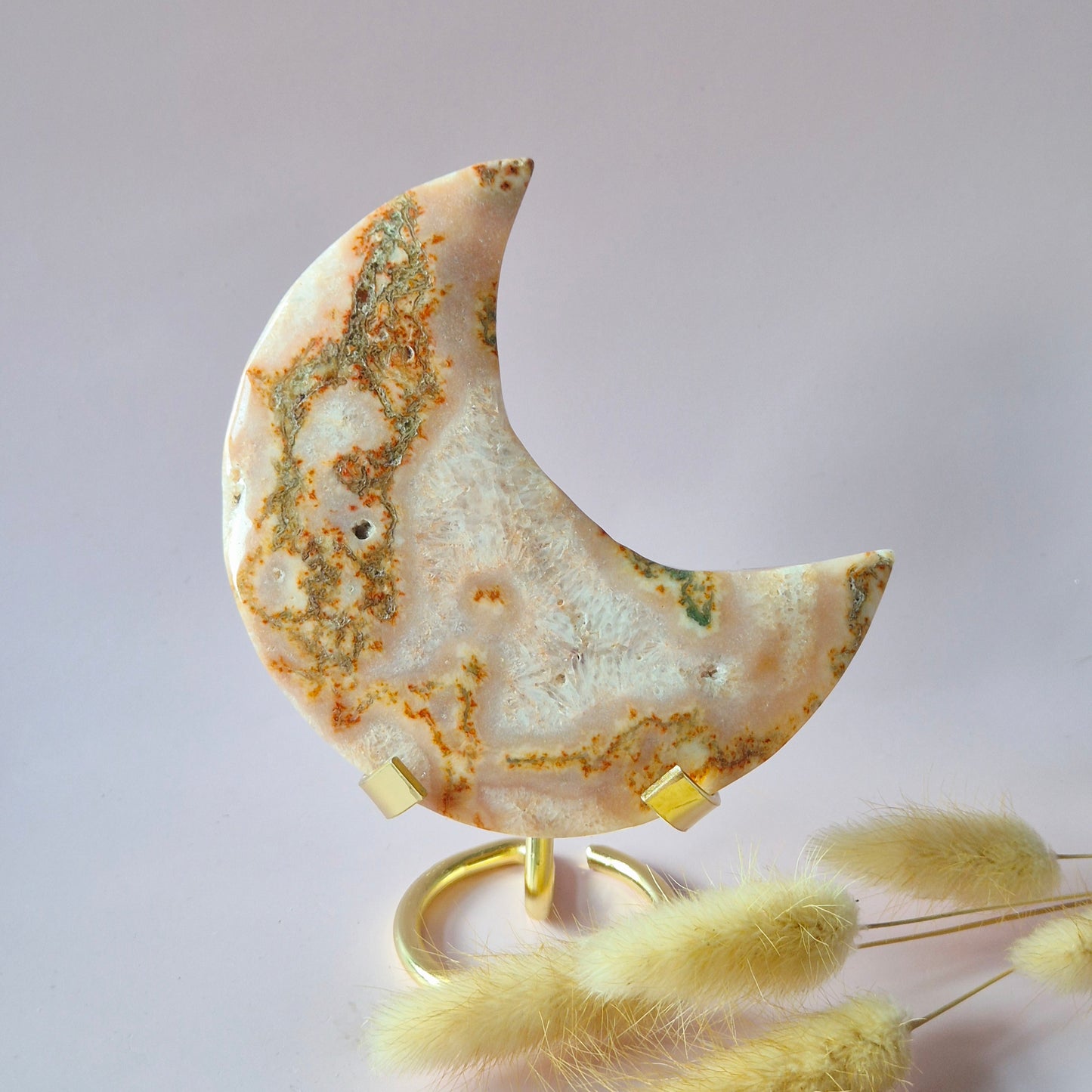 Druzy Rode Mosagaat Maan op standaard – 205g Edelsteen statement piece
