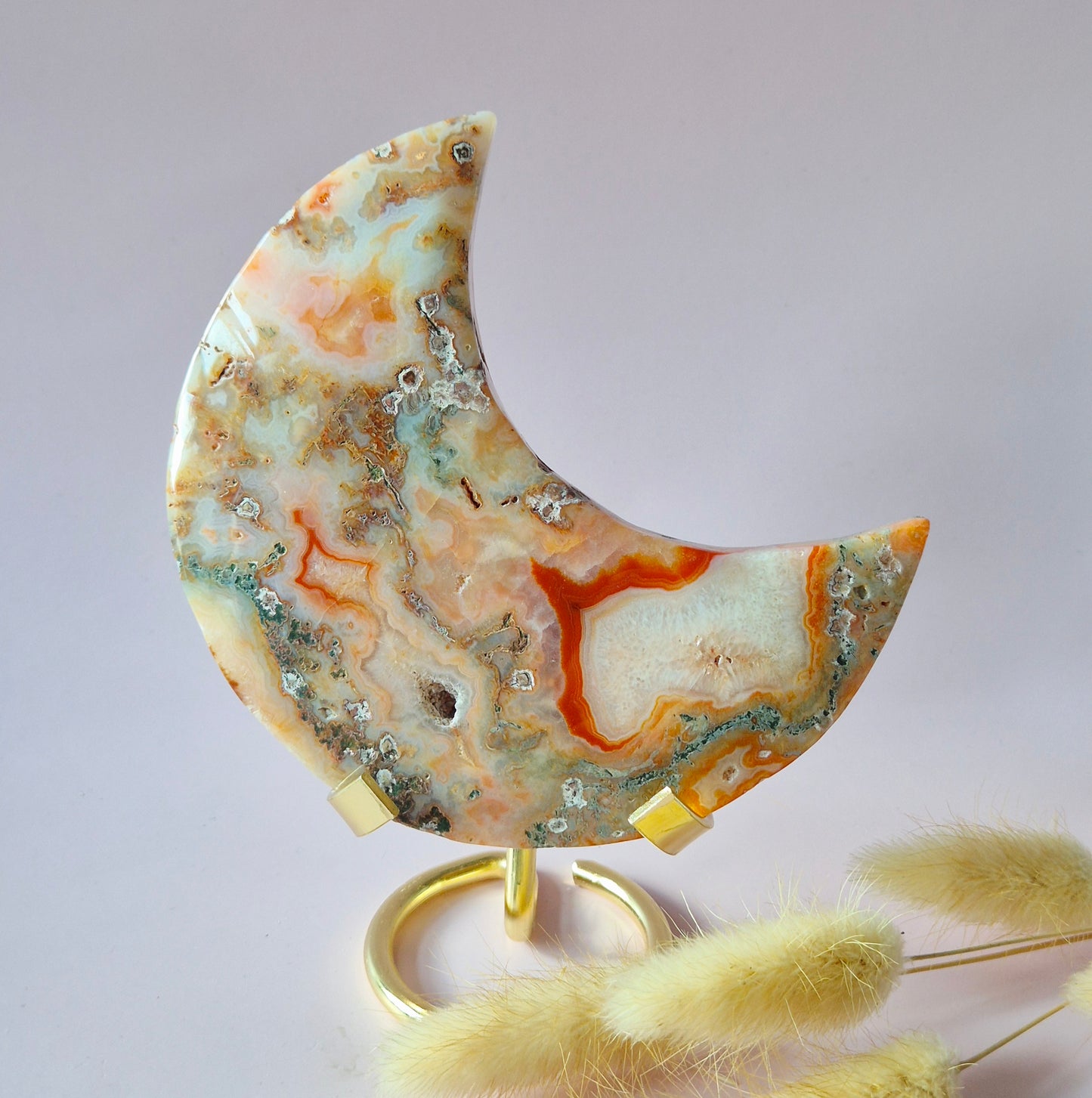 Druzy Rode Mosagaat Maan op standaard – 239g Edelsteen statement piece