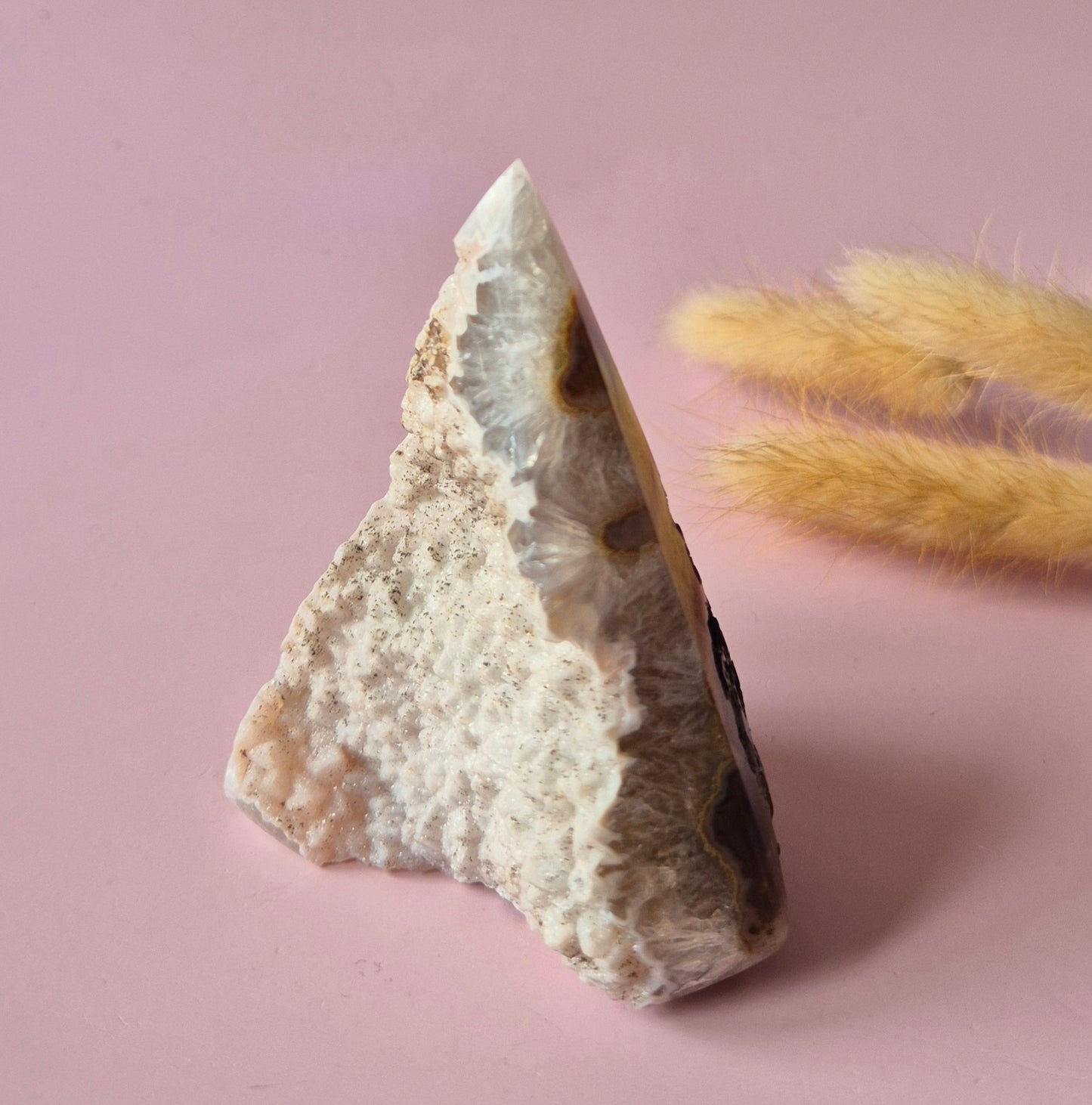Druzy Grauer Achat - Tropfenförmiger stehender Edelsteinkristall - Nr. 12. 86 Gramm