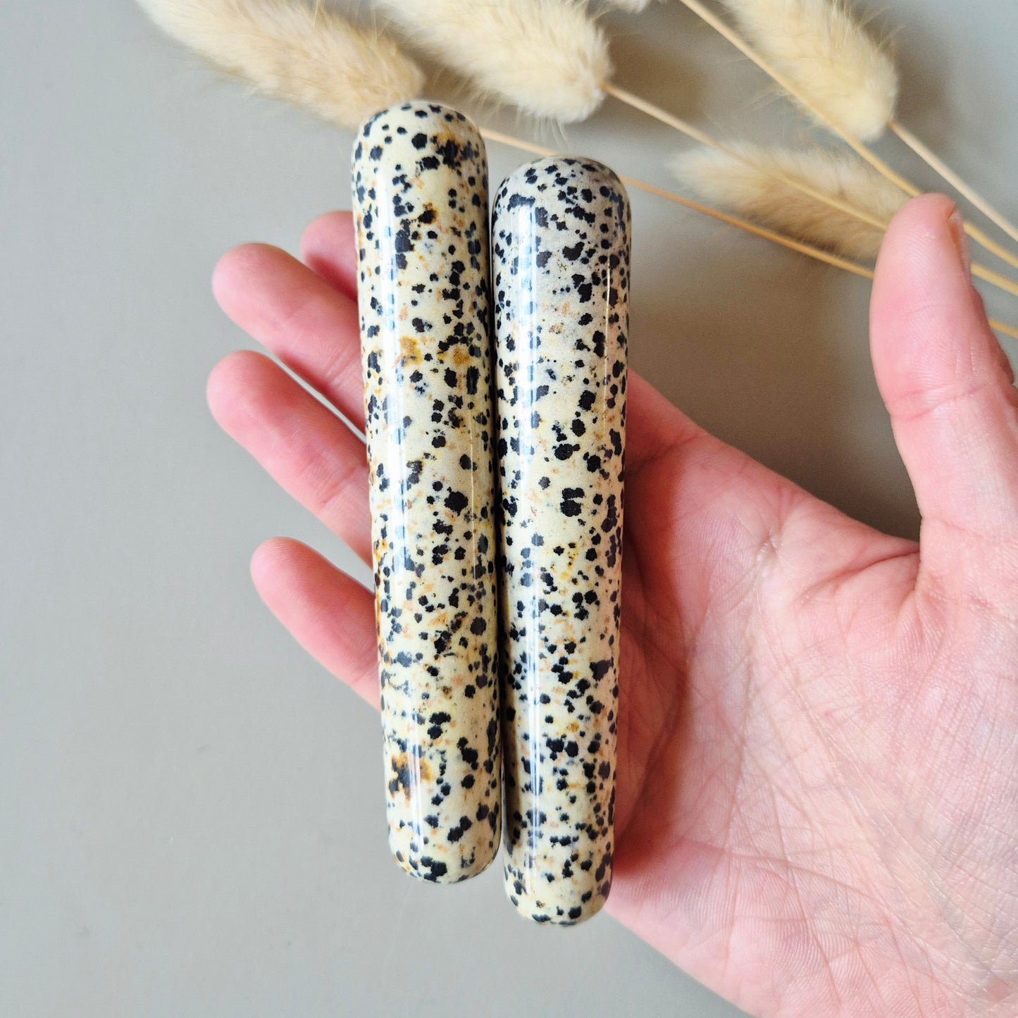 Dalmatian Jasper Massagestaaf – Speelse & Aardende Massage Steen