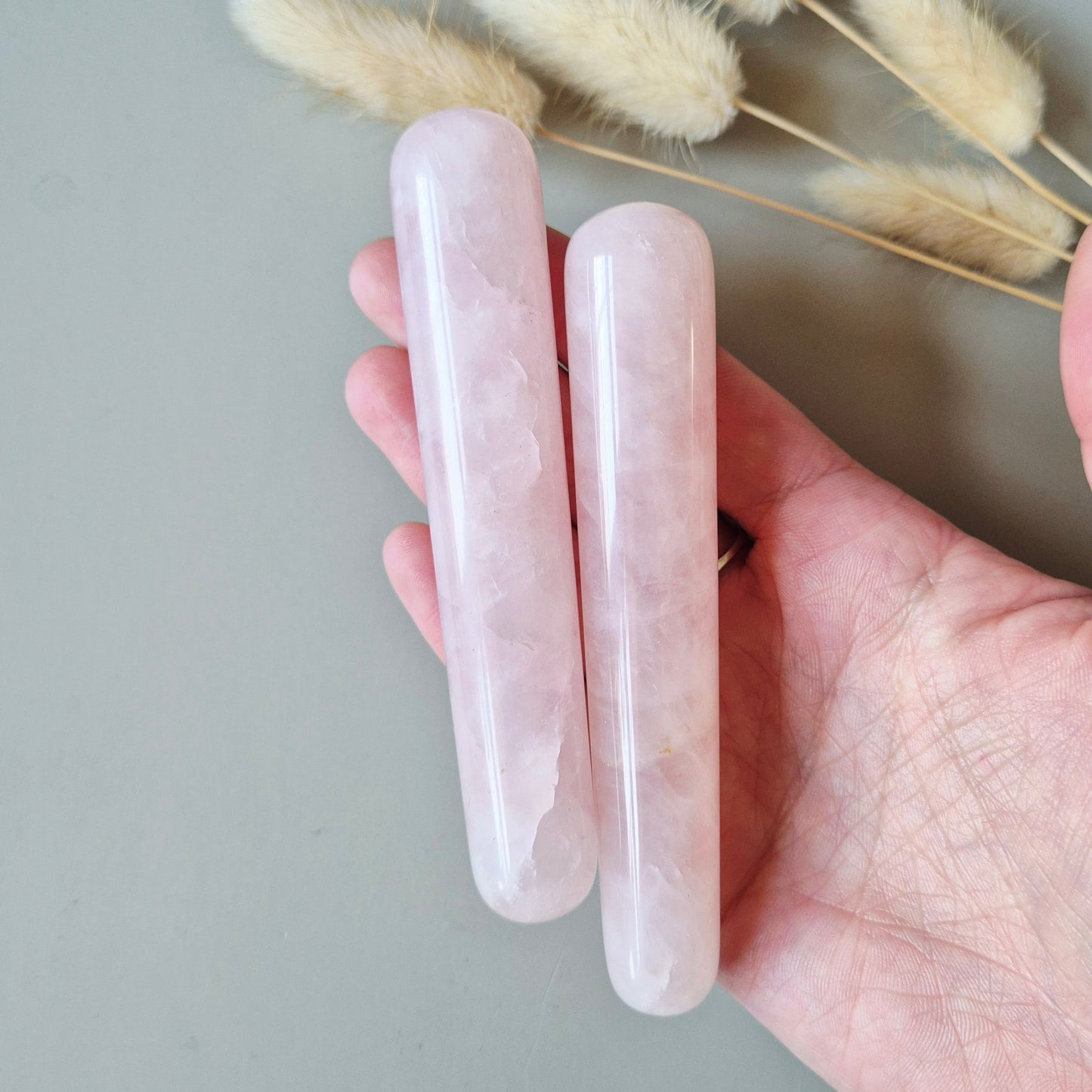 Rozenkwarts Massagestaaf – Liefdevolle Edelsteen Massage Tool
