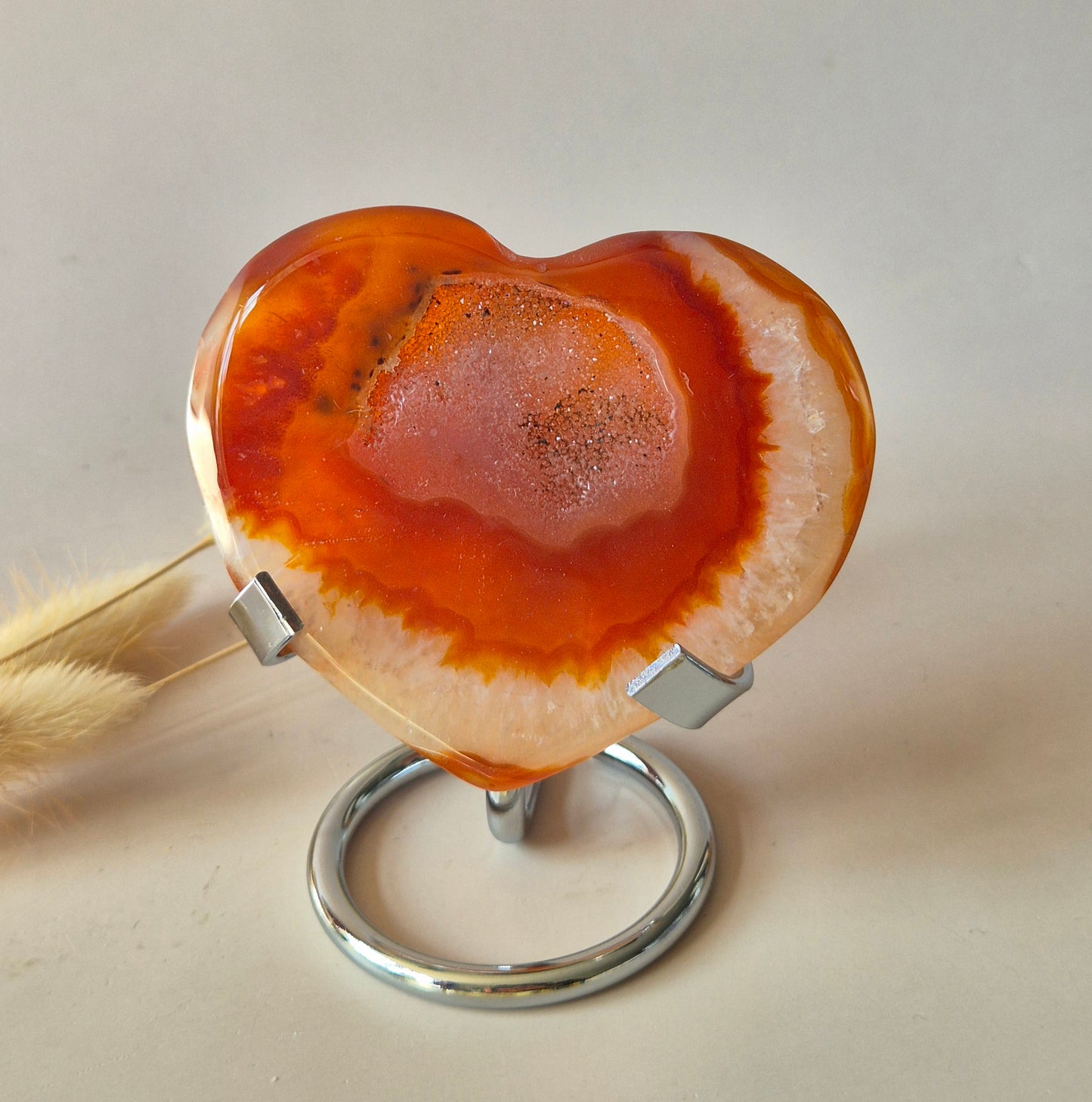 Edelstein Karneol Druzy Herz auf Ständer Nr. 1 124 g – Leidenschaft, Kraft & funkelnde Energie