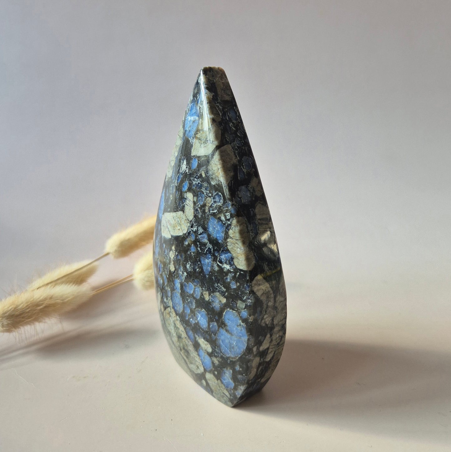 Moosachat – Drusenförmiger, flammenförmiger Edelsteinkristall – D. 12 x 5,5 cm, 215 Gramm Moosachat