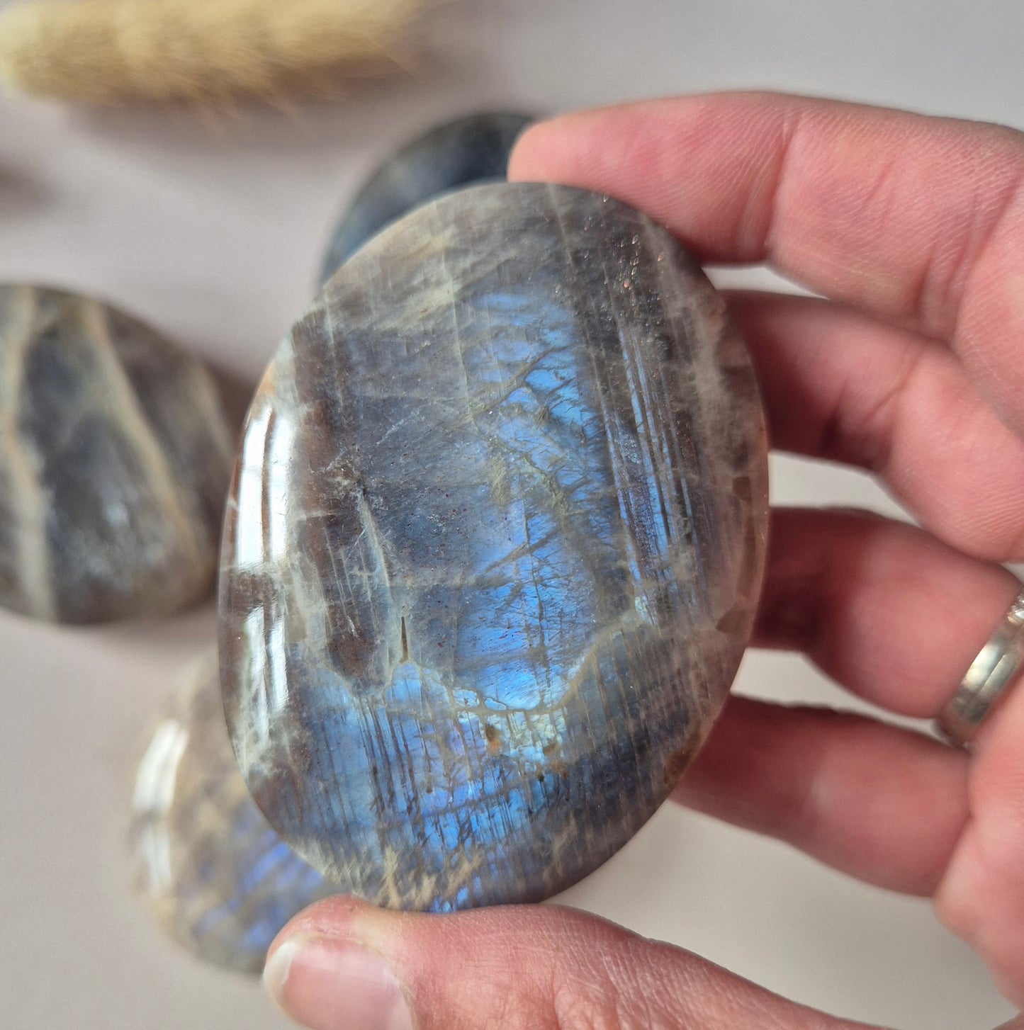 Blauer Mondstein Herz (mit schönem Blitz) Palmstein Handstein