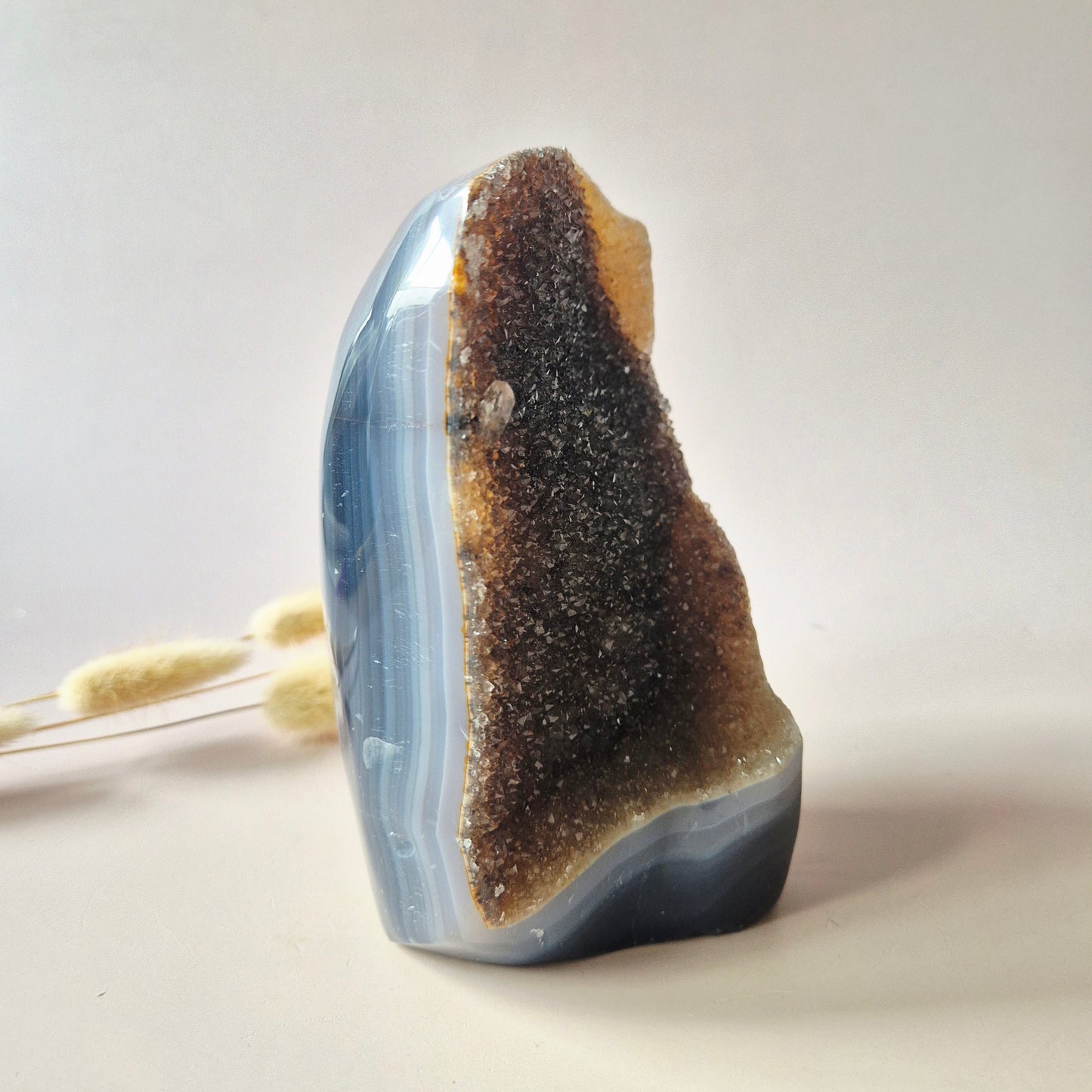 Druzy Grauer Achat - Tropfenförmiger stehender Edelsteinkristall - Nr. 12. 86 Gramm
