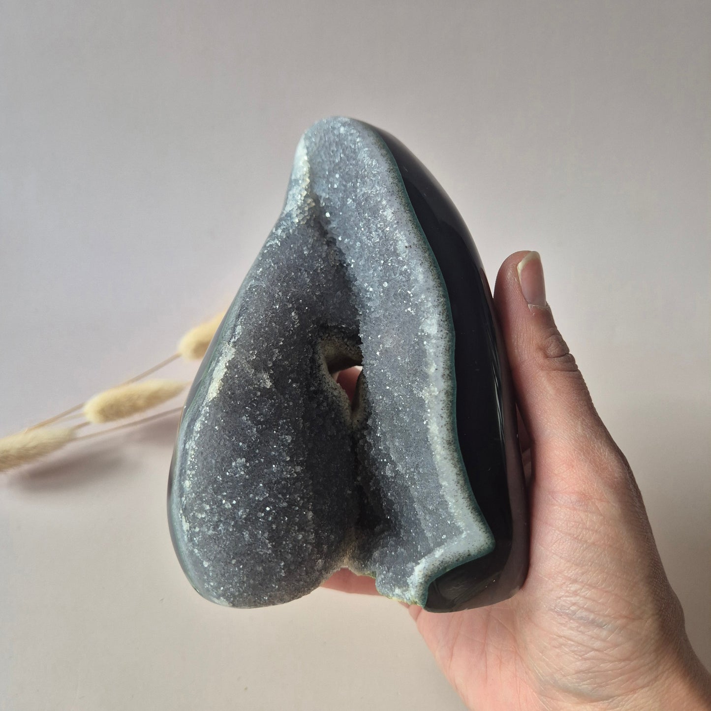 Druzy Grauer Achat - Tropfenförmiger stehender Edelsteinkristall - Nr. 12. 86 Gramm