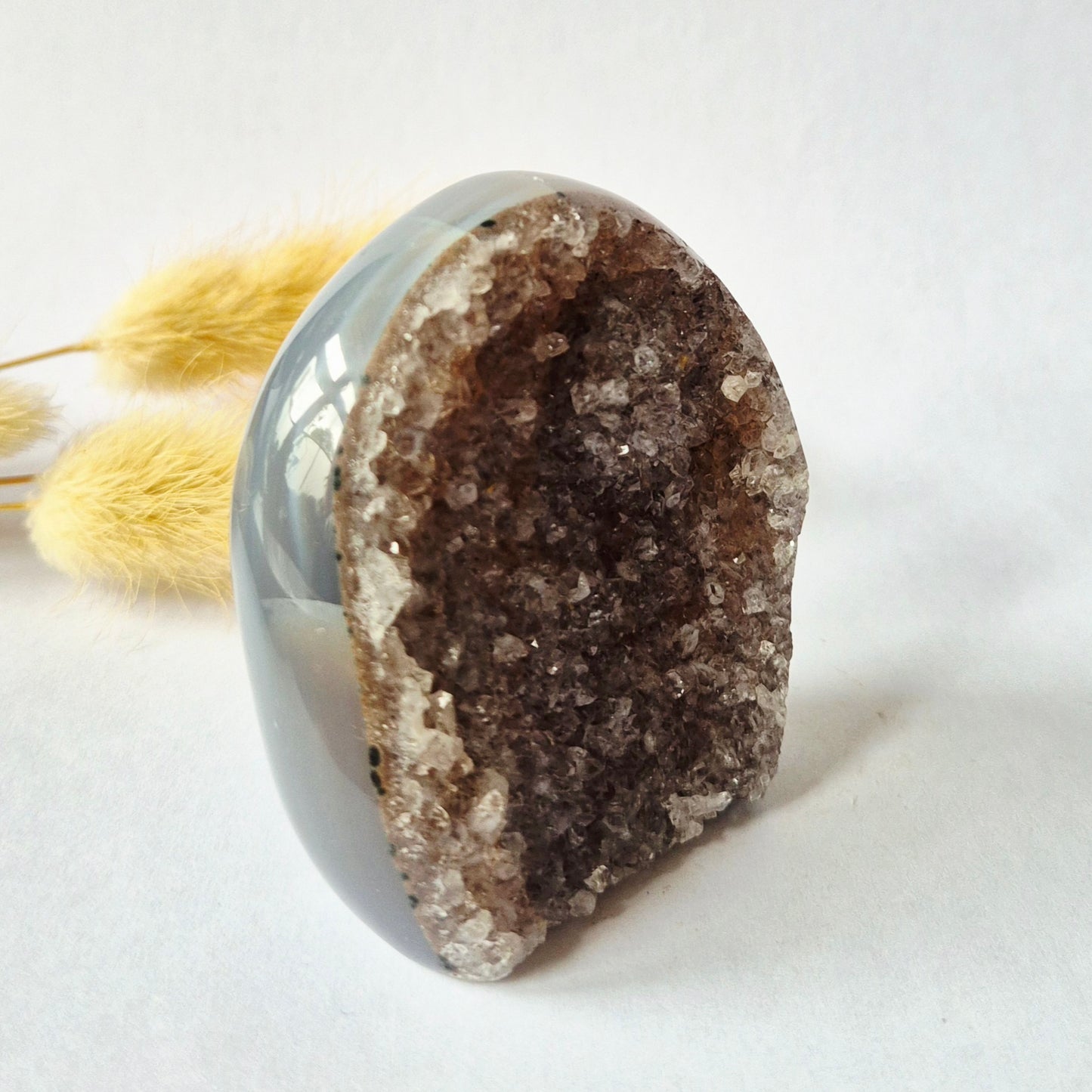 Druzy Grauer Achat - Tropfenförmiger stehender Edelsteinkristall - Nr. 12. 86 Gramm