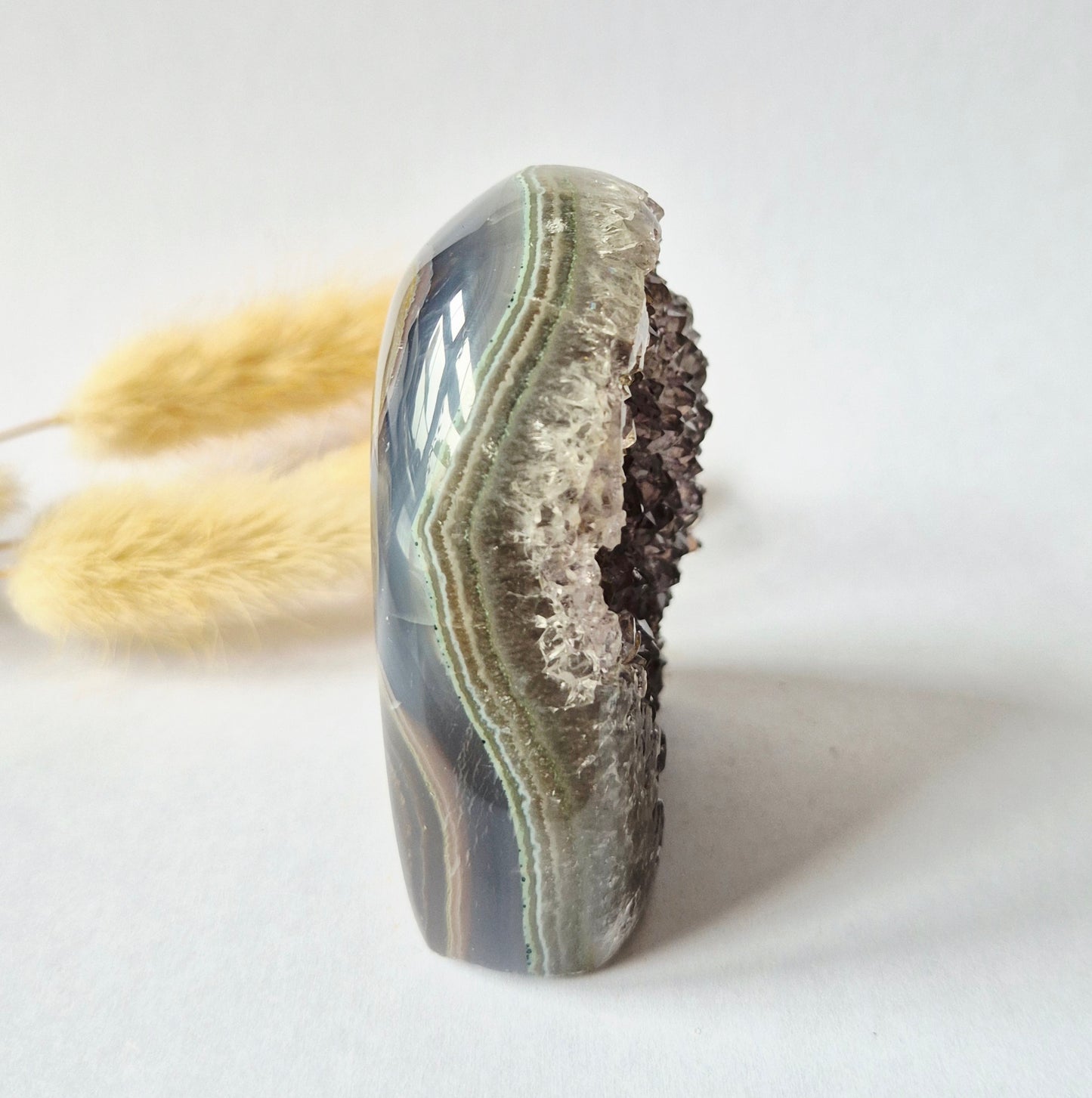 Druzy Grauer Achat - Tropfenförmiger stehender Edelsteinkristall - Nr. 12. 86 Gramm