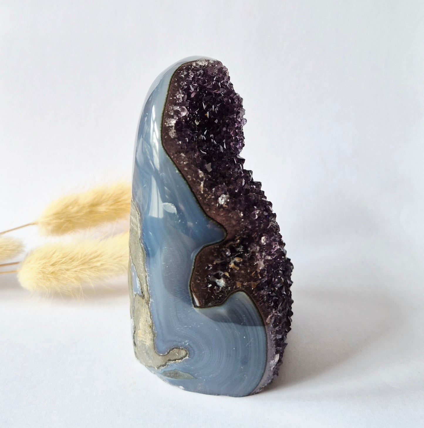 Druzy Grauer Achat - Tropfenförmiger stehender Edelsteinkristall - Nr. 12. 86 Gramm