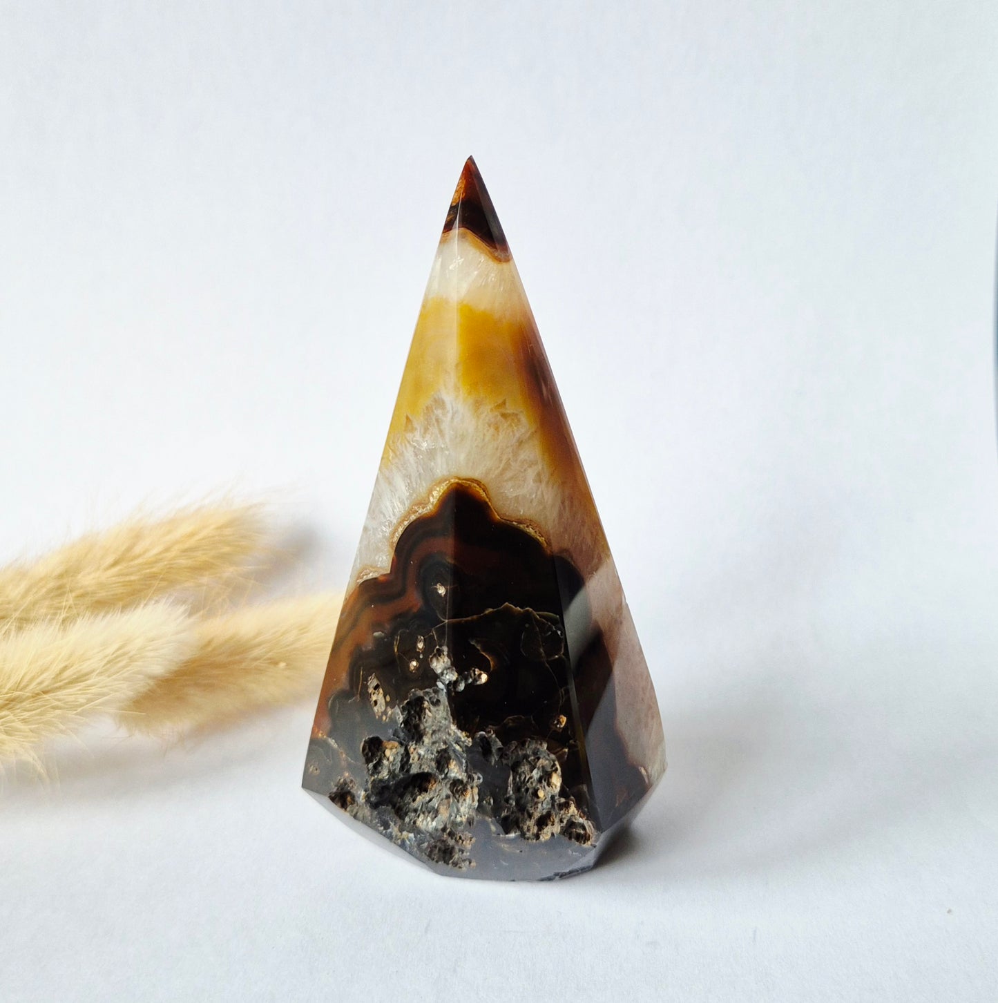 Druzy Grauer Achat - Tropfenförmiger stehender Edelsteinkristall - Nr. 12. 86 Gramm