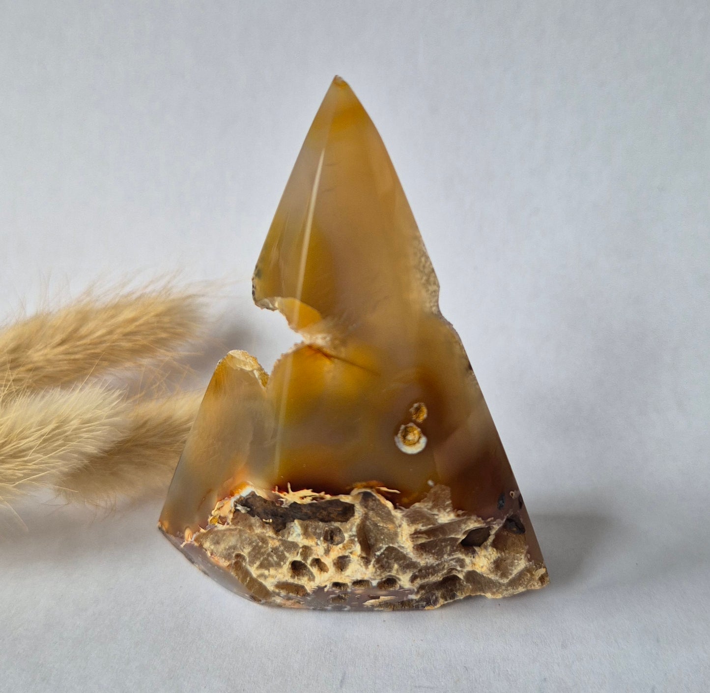 Druzy Grauer Achat - Tropfenförmiger stehender Edelsteinkristall - Nr. 12. 86 Gramm