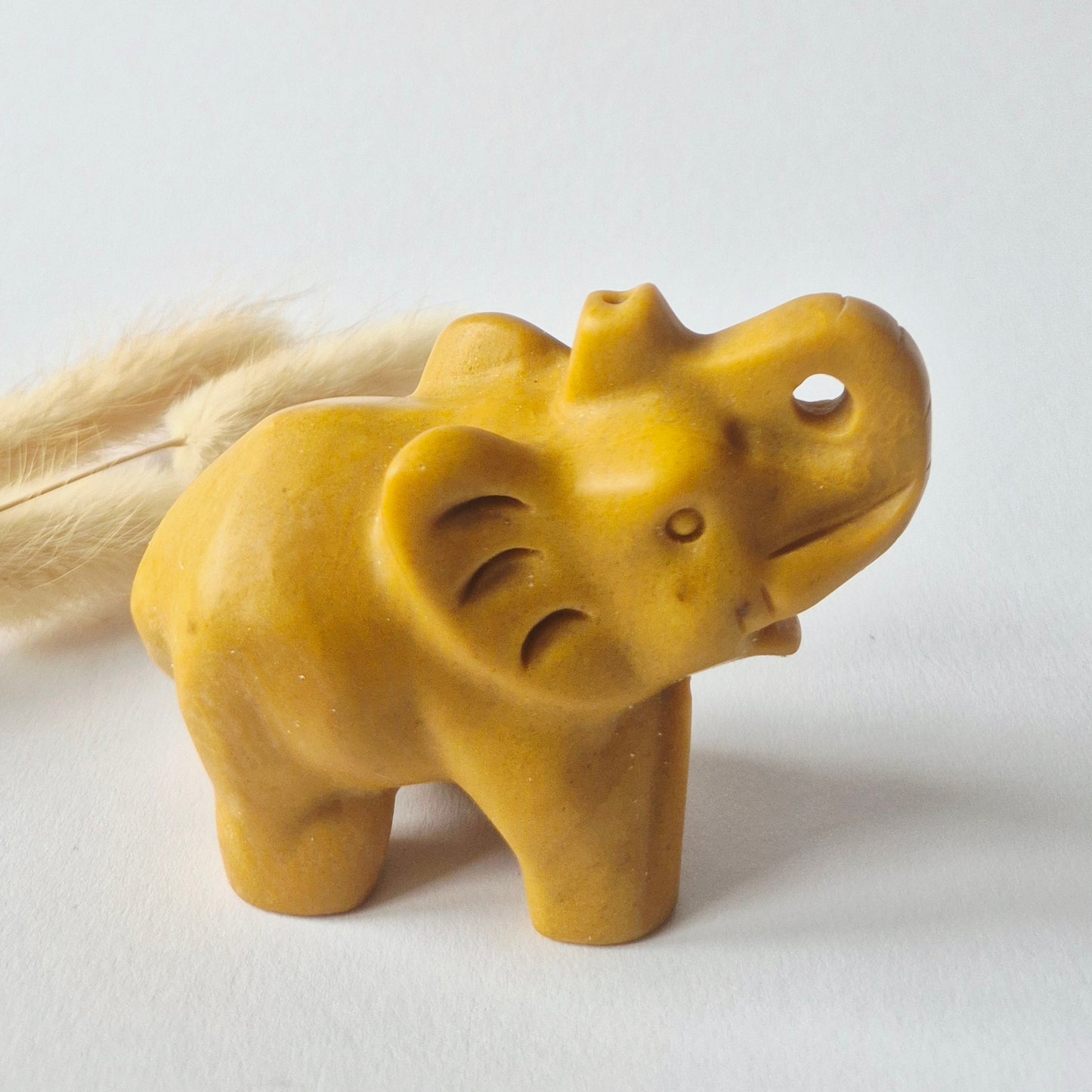 Edelsteinfigur Elefant aus Nephrit-Jade – 5x7 cm